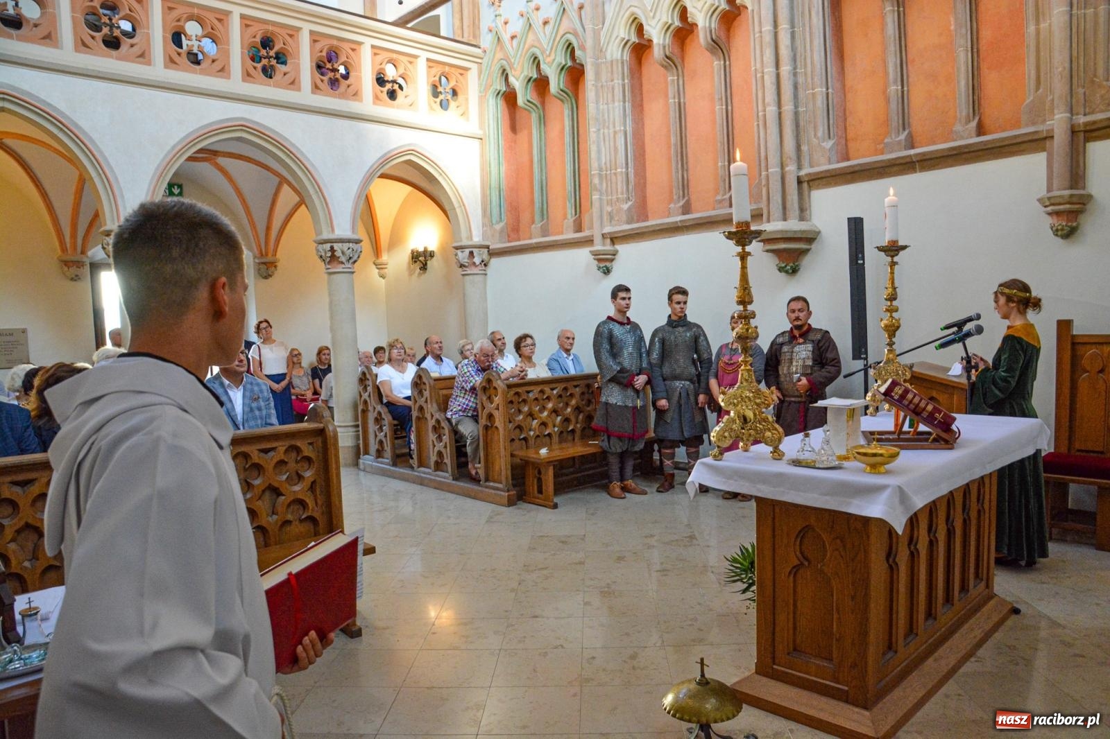 Zdjęcie w galerii na portalu naszraciborz.pl: Ponad sto osób na pierwszej od lat Mszy św. w zamkowej kaplicy [FOTO i WIDEO] wiadomości z regionu