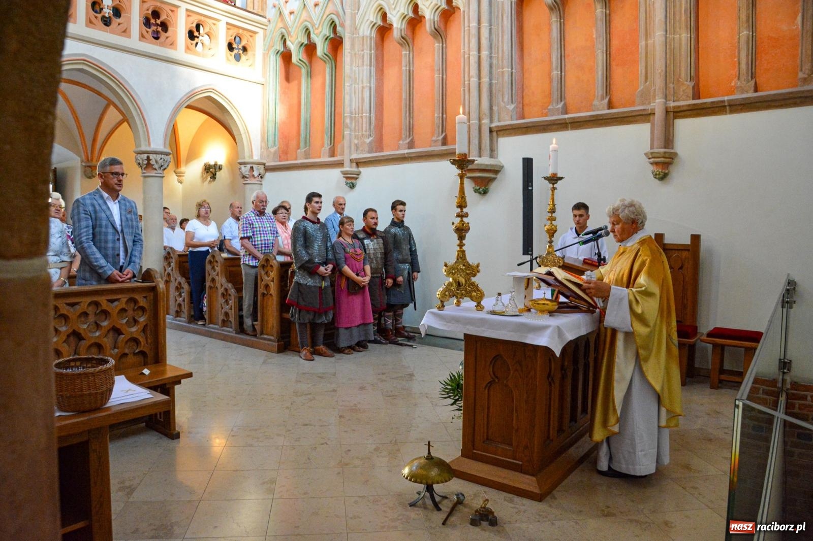 Zdjęcie w galerii na portalu naszraciborz.pl: Ponad sto osób na pierwszej od lat Mszy św. w zamkowej kaplicy [FOTO i WIDEO] wiadomości z regionu