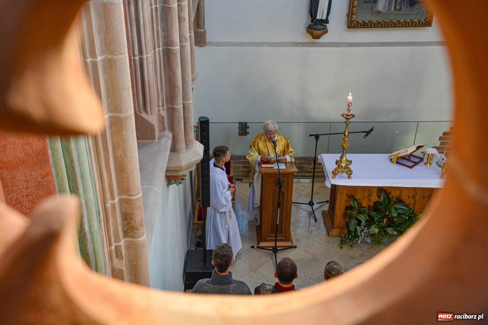 Zdjęcie w galerii na portalu naszraciborz.pl: Ponad sto osób na pierwszej od lat Mszy św. w zamkowej kaplicy [FOTO i WIDEO] wiadomości z regionu