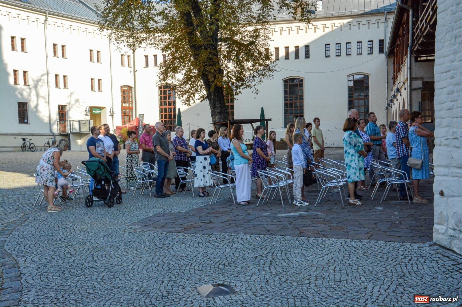 Zdjęcie w galerii na portalu naszraciborz.pl: Ponad sto osób na pierwszej od lat Mszy św. w zamkowej kaplicy [FOTO i WIDEO] wiadomości z regionu