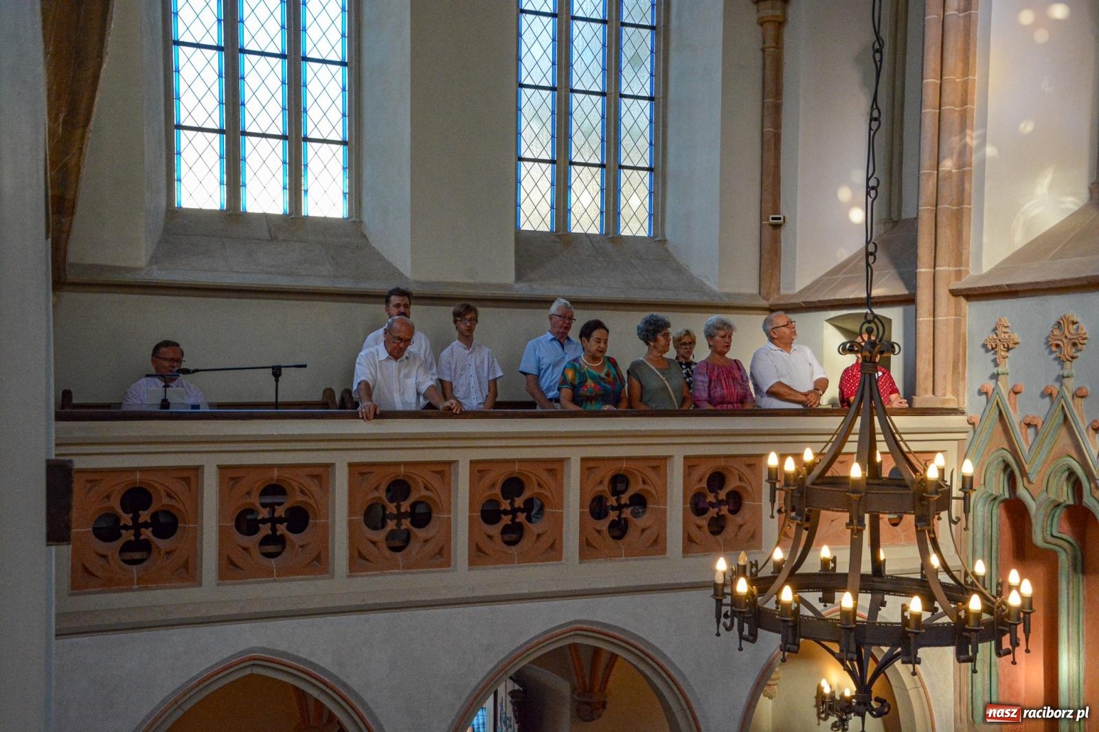 Zdjęcie w galerii na portalu naszraciborz.pl: Ponad sto osób na pierwszej od lat Mszy św. w zamkowej kaplicy [FOTO i WIDEO] wiadomości z regionu