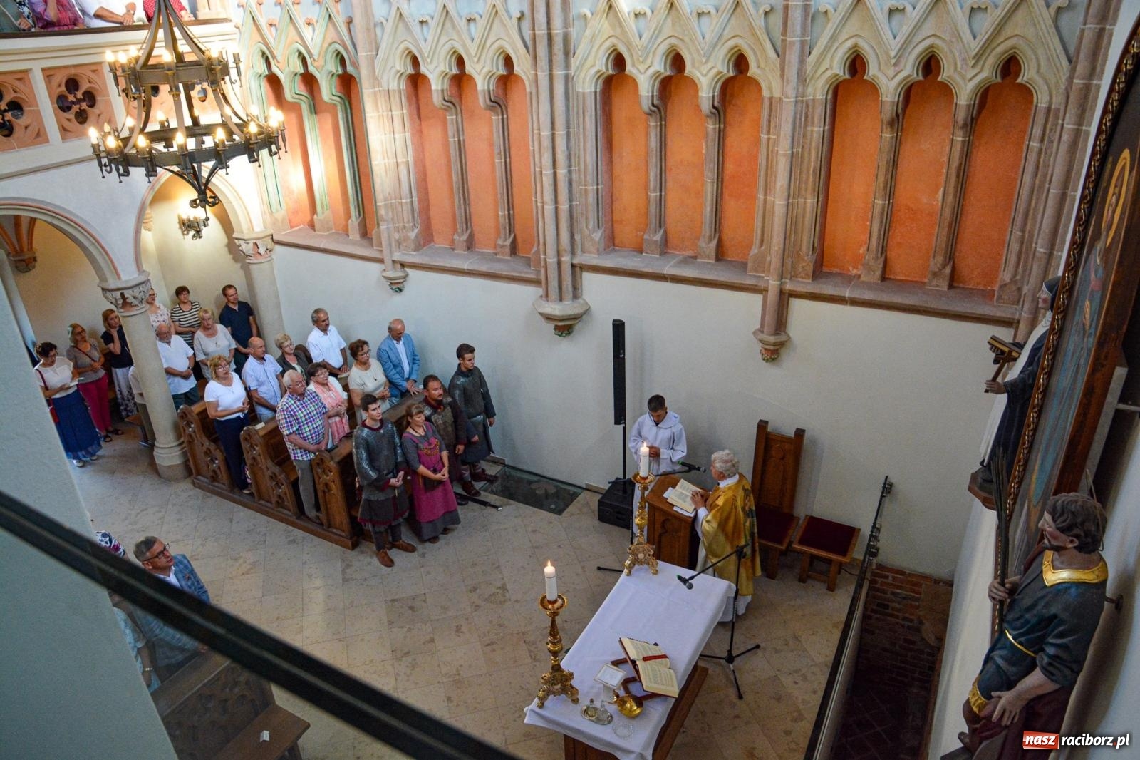 Zdjęcie w galerii na portalu naszraciborz.pl: Ponad sto osób na pierwszej od lat Mszy św. w zamkowej kaplicy [FOTO i WIDEO] wiadomości z regionu
