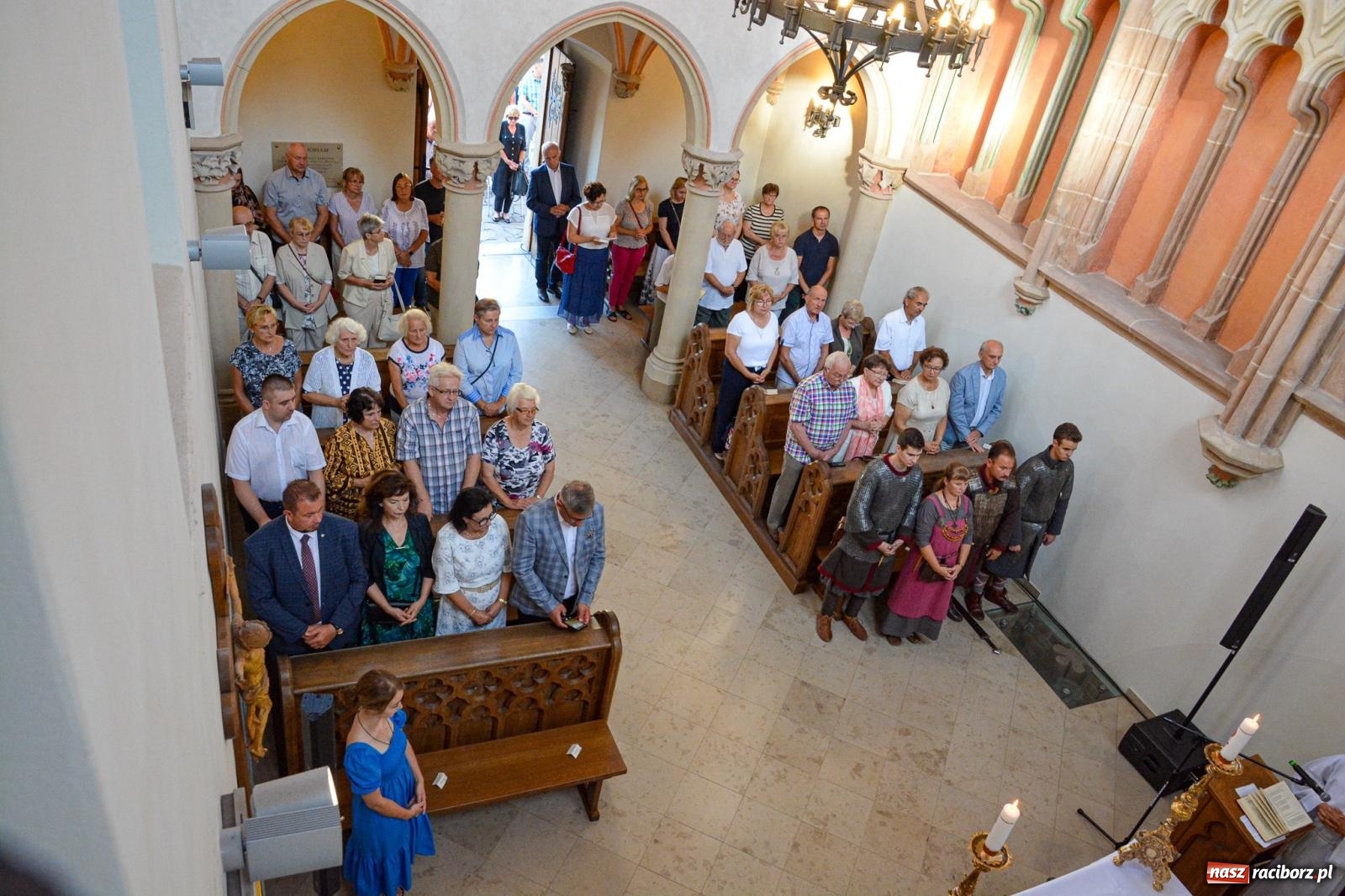 Zdjęcie w galerii na portalu naszraciborz.pl: Ponad sto osób na pierwszej od lat Mszy św. w zamkowej kaplicy [FOTO i WIDEO] wiadomości z regionu