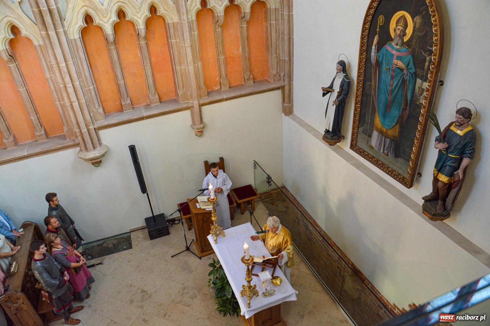Zdjęcie w galerii na portalu naszraciborz.pl: Ponad sto osób na pierwszej od lat Mszy św. w zamkowej kaplicy [FOTO i WIDEO] wiadomości z regionu