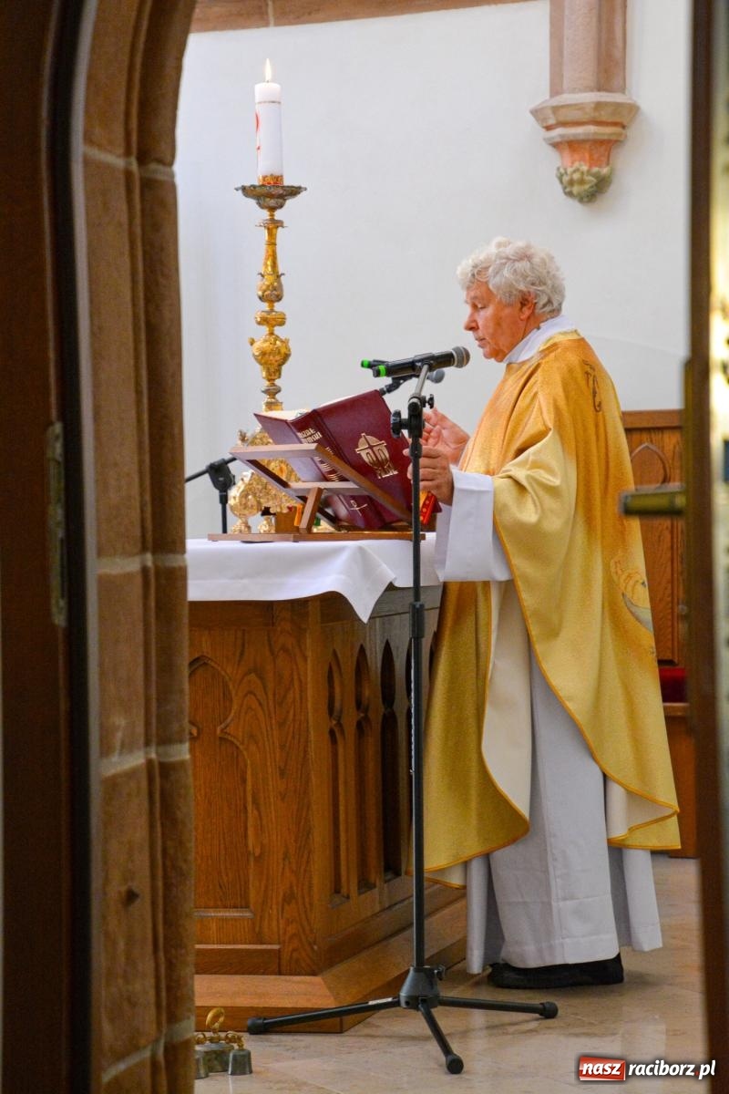 Zdjęcie w galerii na portalu naszraciborz.pl: Ponad sto osób na pierwszej od lat Mszy św. w zamkowej kaplicy [FOTO i WIDEO] wiadomości z regionu