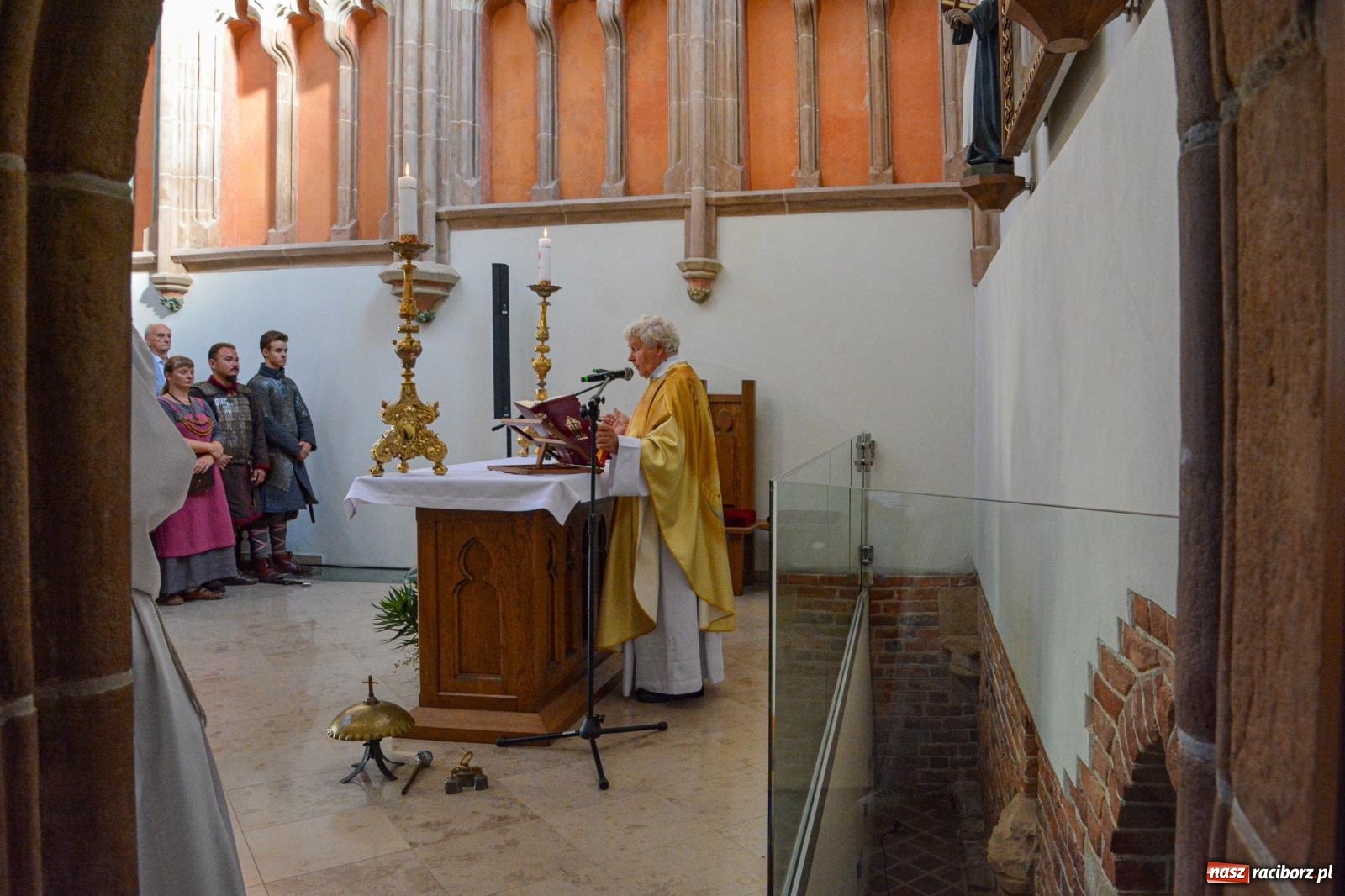 Zdjęcie w galerii na portalu naszraciborz.pl: Ponad sto osób na pierwszej od lat Mszy św. w zamkowej kaplicy [FOTO i WIDEO] wiadomości z regionu