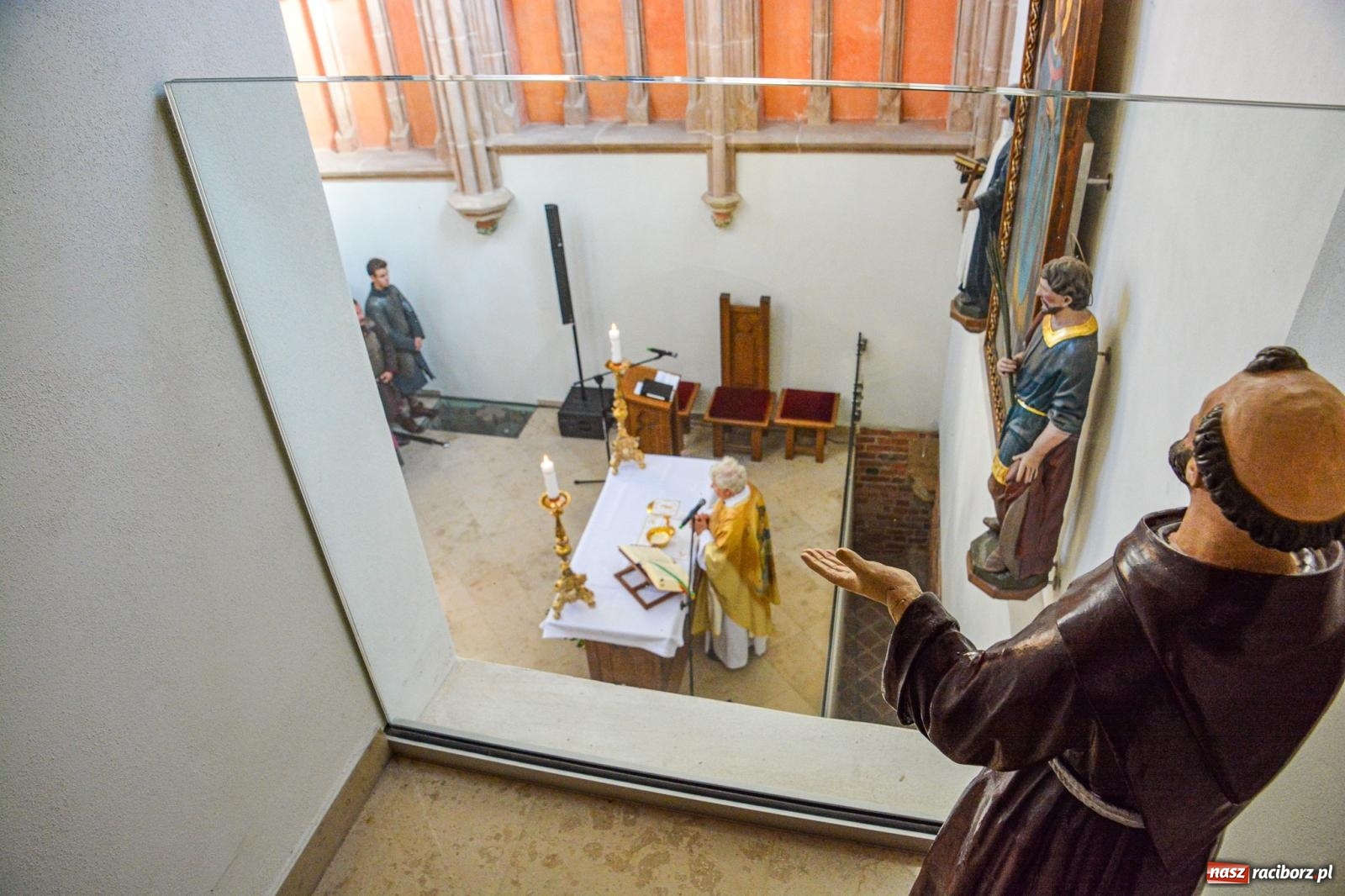 Zdjęcie w galerii na portalu naszraciborz.pl: Ponad sto osób na pierwszej od lat Mszy św. w zamkowej kaplicy [FOTO i WIDEO] wiadomości z regionu