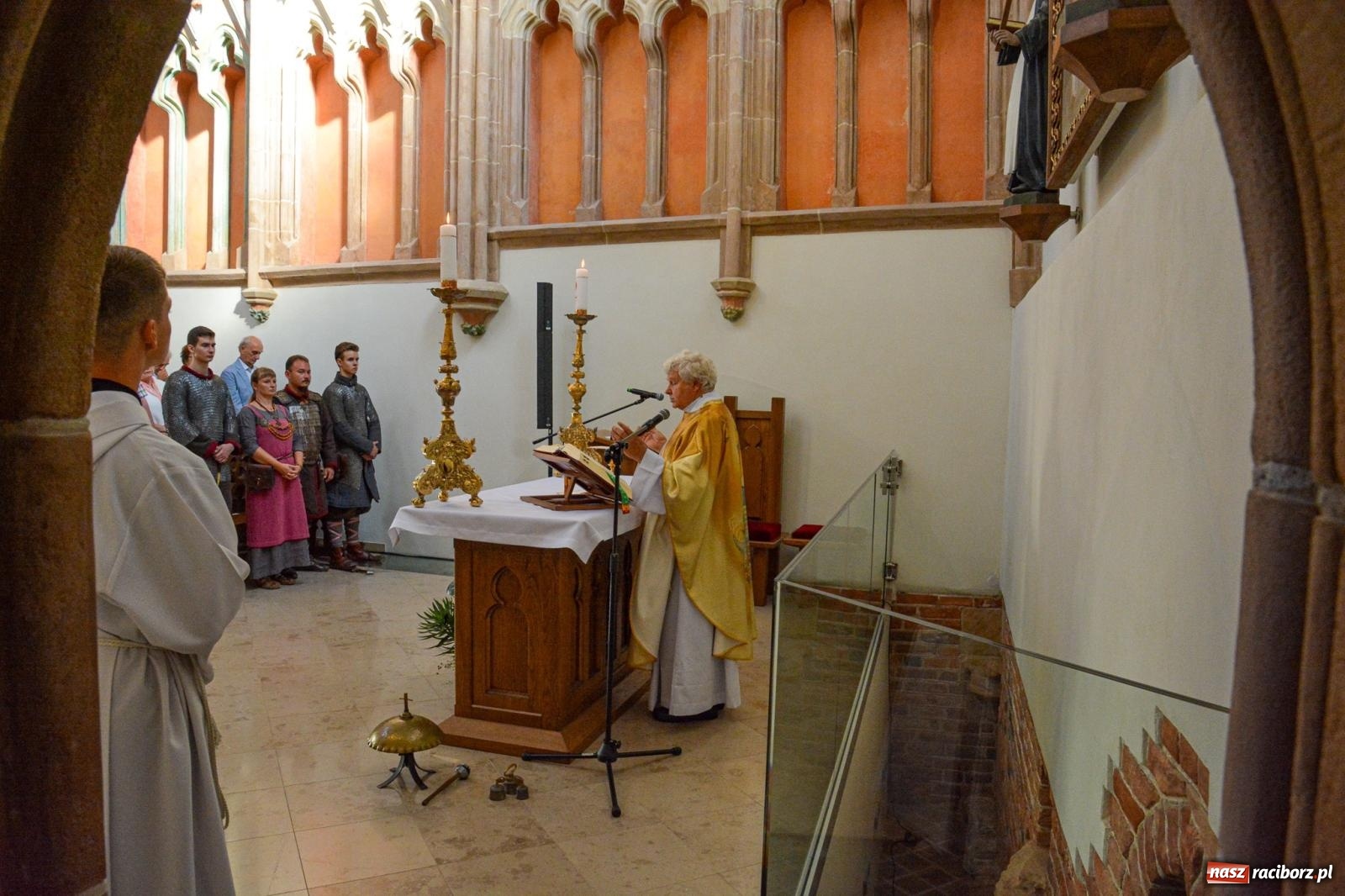 Zdjęcie w galerii na portalu naszraciborz.pl: Ponad sto osób na pierwszej od lat Mszy św. w zamkowej kaplicy [FOTO i WIDEO] wiadomości z regionu