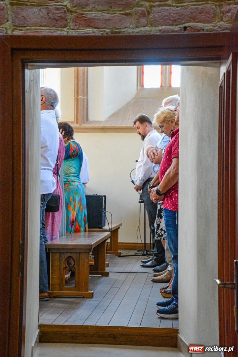 Zdjęcie w galerii na portalu naszraciborz.pl: Ponad sto osób na pierwszej od lat Mszy św. w zamkowej kaplicy [FOTO i WIDEO] wiadomości z regionu