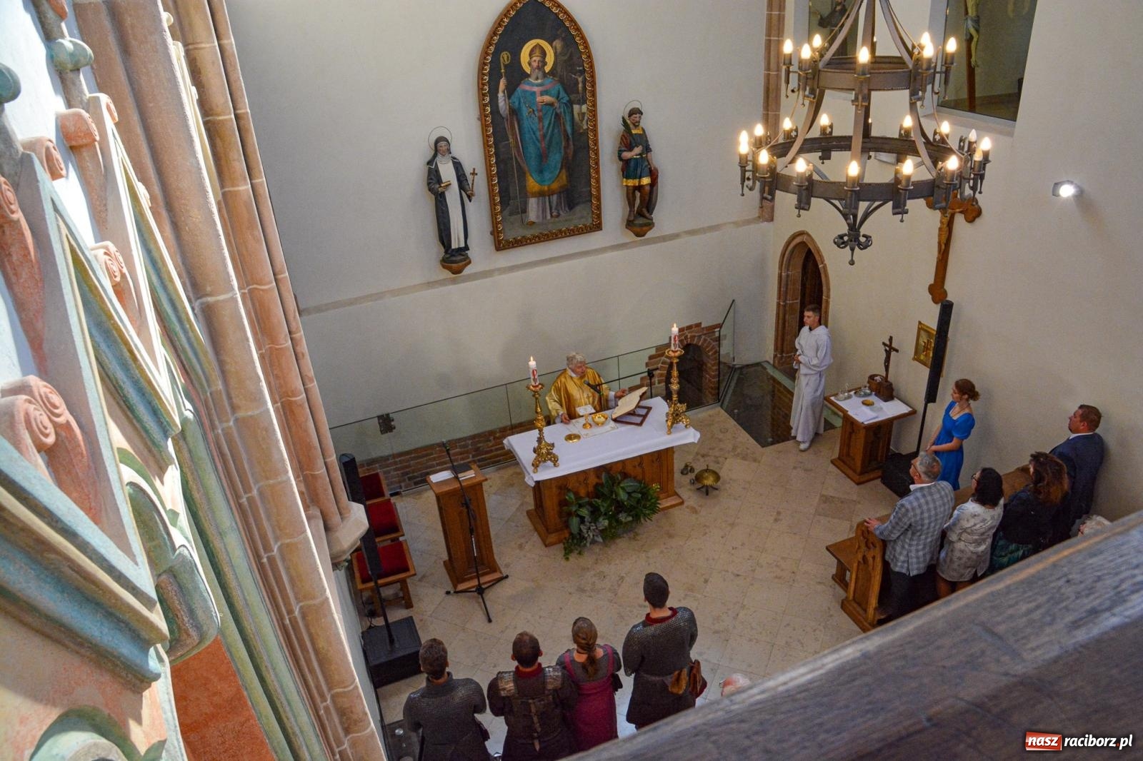 Zdjęcie w galerii na portalu naszraciborz.pl: Ponad sto osób na pierwszej od lat Mszy św. w zamkowej kaplicy [FOTO i WIDEO] wiadomości z regionu