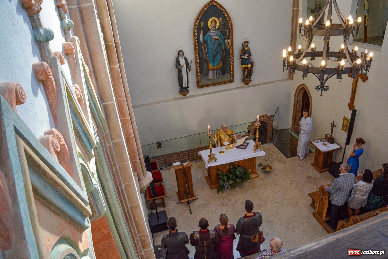 Zdjęcie w galerii na portalu naszraciborz.pl: Ponad sto osób na pierwszej od lat Mszy św. w zamkowej kaplicy [FOTO i WIDEO] wiadomości z regionu