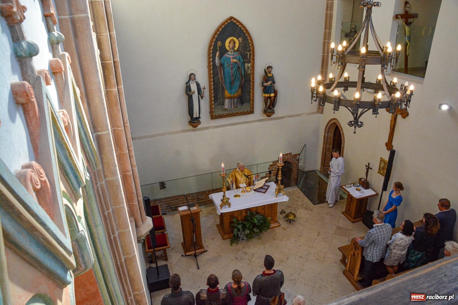 Zdjęcie w galerii na portalu naszraciborz.pl: Ponad sto osób na pierwszej od lat Mszy św. w zamkowej kaplicy [FOTO i WIDEO] wiadomości z regionu