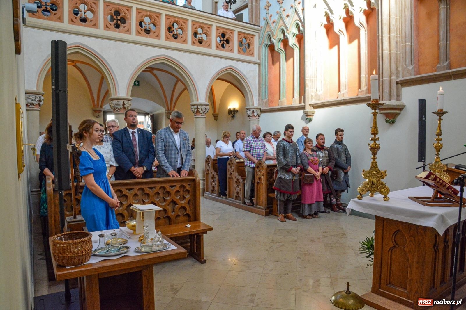 Zdjęcie w galerii na portalu naszraciborz.pl: Ponad sto osób na pierwszej od lat Mszy św. w zamkowej kaplicy [FOTO i WIDEO] wiadomości z regionu