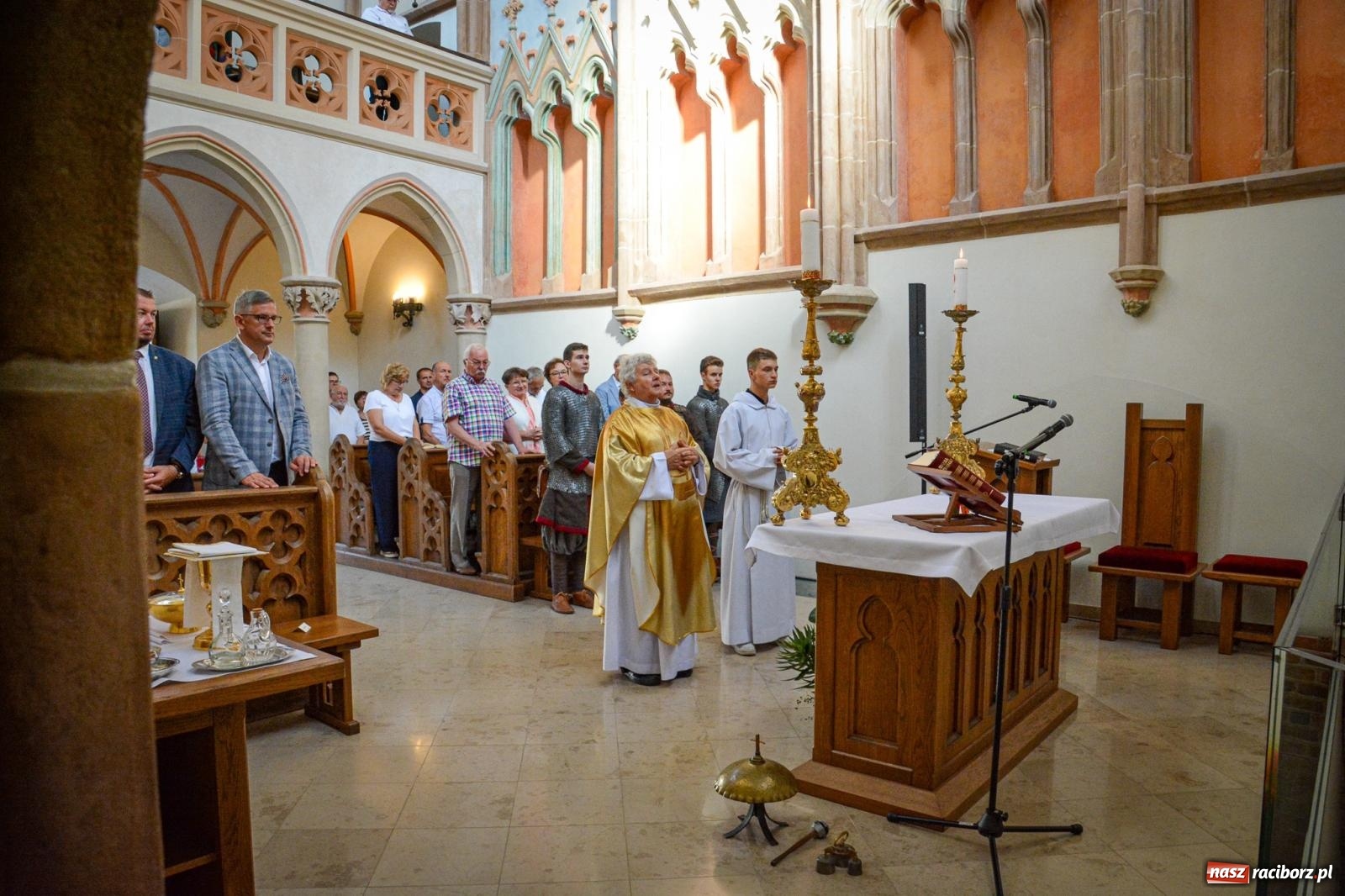 Zdjęcie w galerii na portalu naszraciborz.pl: Ponad sto osób na pierwszej od lat Mszy św. w zamkowej kaplicy [FOTO i WIDEO] wiadomości z regionu