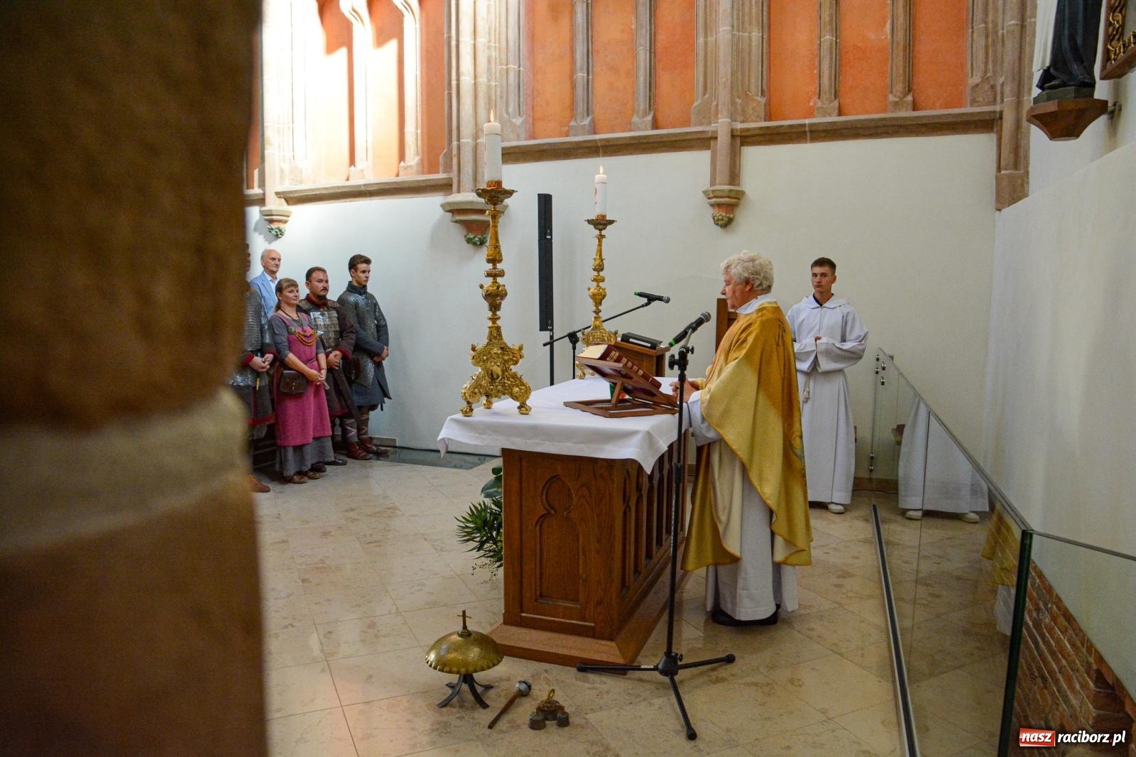 Zdjęcie w galerii na portalu naszraciborz.pl: Ponad sto osób na pierwszej od lat Mszy św. w zamkowej kaplicy [FOTO i WIDEO] wiadomości z regionu