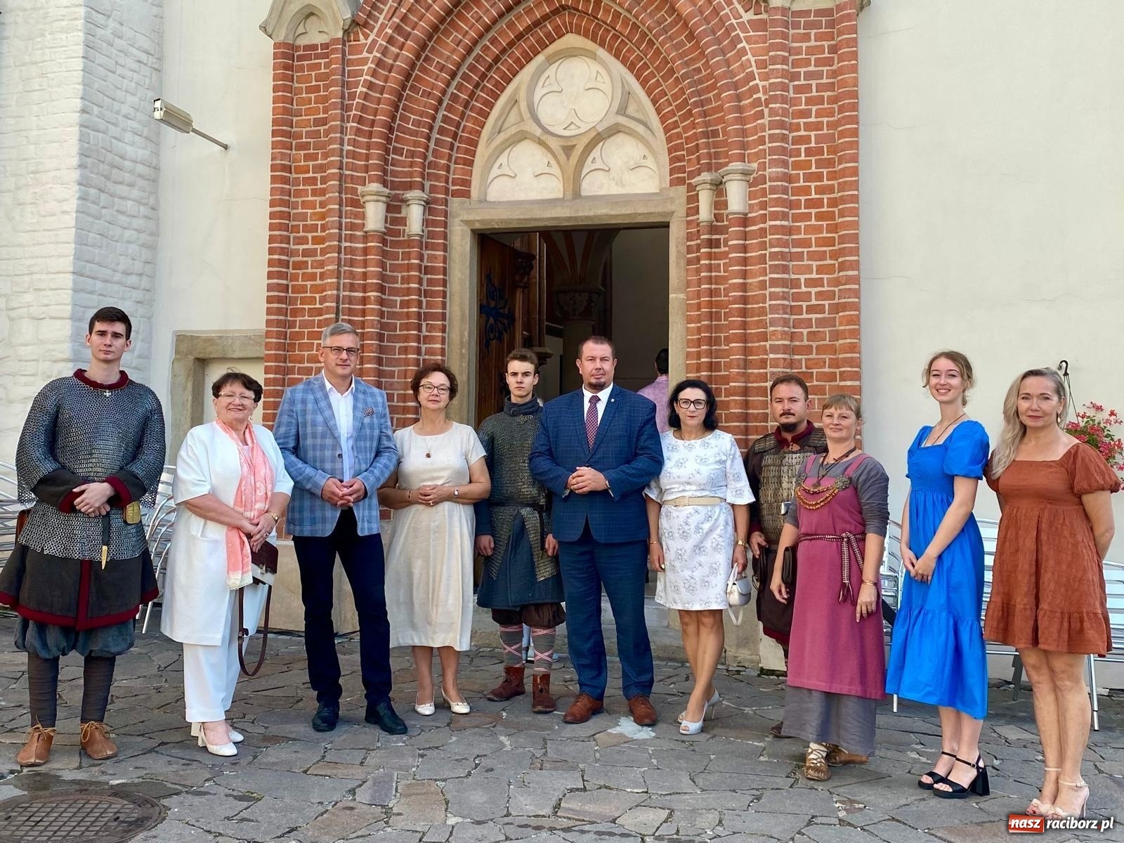 Zdjęcie w galerii na portalu naszraciborz.pl: Ponad sto osób na pierwszej od lat Mszy św. w zamkowej kaplicy [FOTO i WIDEO] wiadomości z regionu