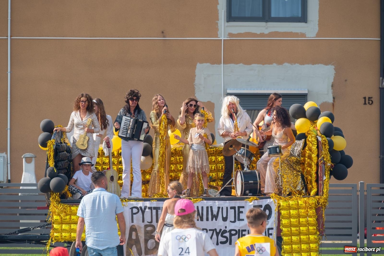 Zdjęcie w galerii na portalu naszraciborz.pl: Święto plonów w Roszkowie. Olimpijki, Abba i smerfy wiadomości z regionu