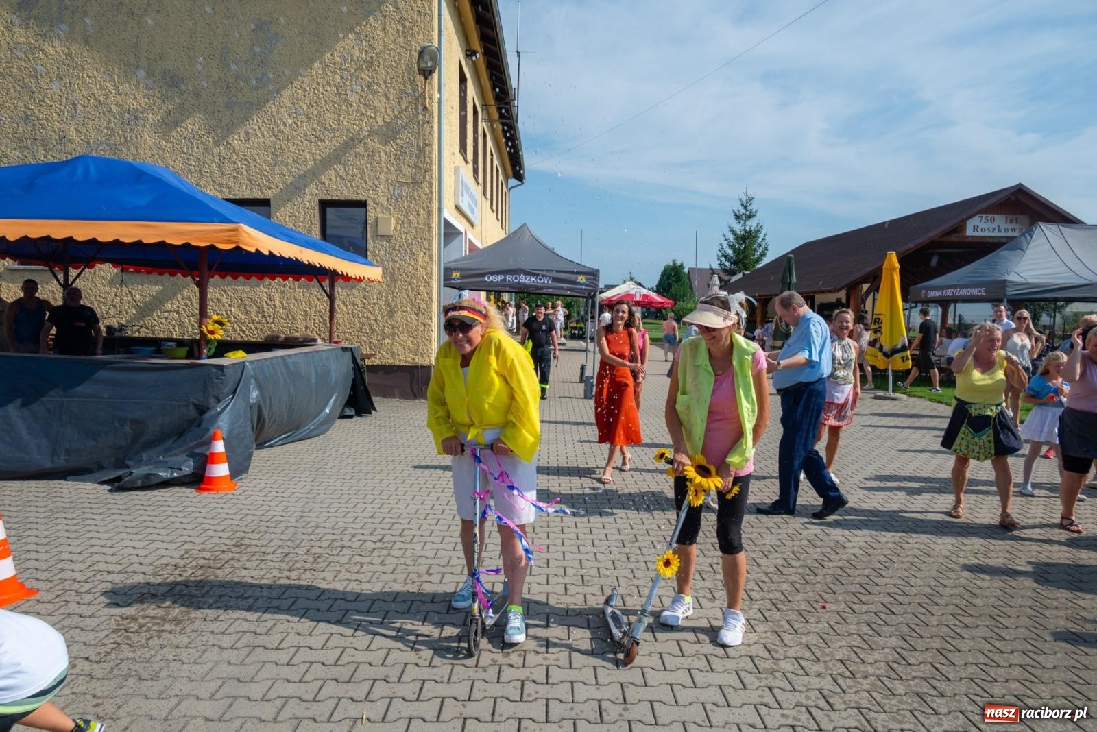 Zdjęcie w galerii na portalu naszraciborz.pl: Święto plonów w Roszkowie. Olimpijki, Abba i smerfy wiadomości z regionu