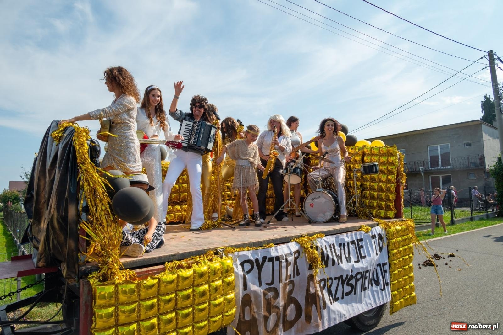 Zdjęcie w galerii na portalu naszraciborz.pl: Święto plonów w Roszkowie. Olimpijki, Abba i smerfy wiadomości z regionu
