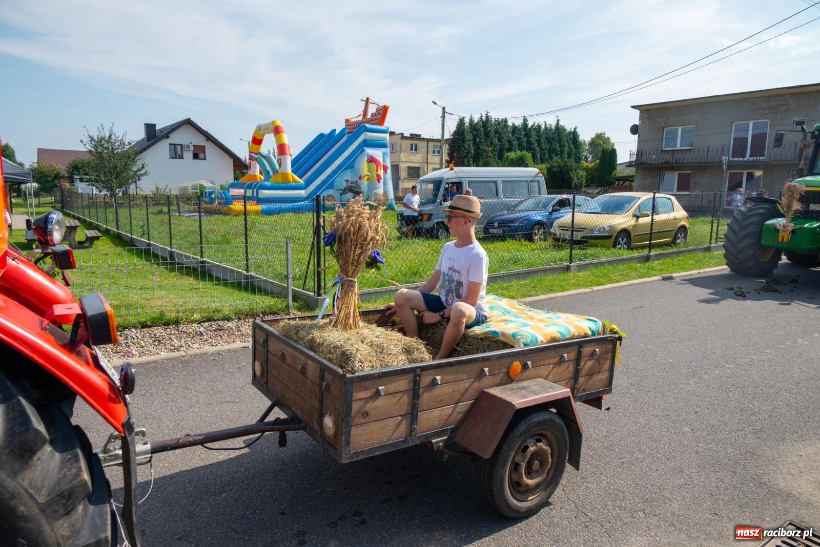 Zdjęcie w galerii na portalu naszraciborz.pl: Święto plonów w Roszkowie. Olimpijki, Abba i smerfy wiadomości z regionu