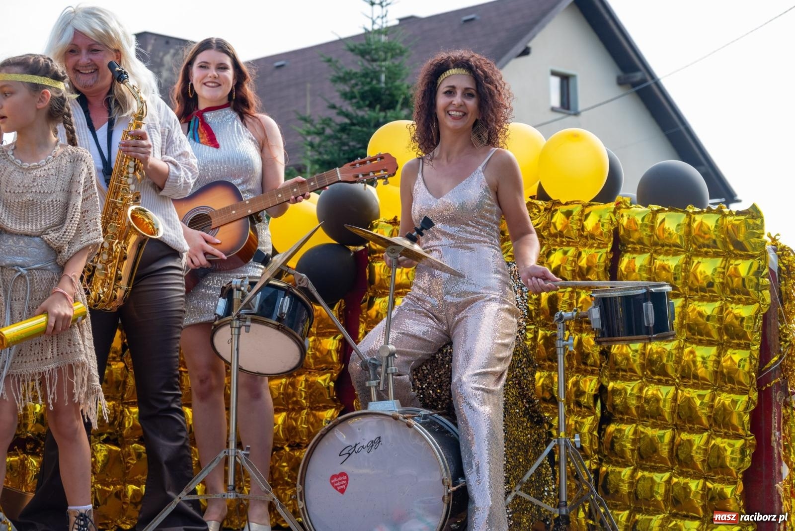 Zdjęcie w galerii na portalu naszraciborz.pl: Święto plonów w Roszkowie. Olimpijki, Abba i smerfy wiadomości z regionu