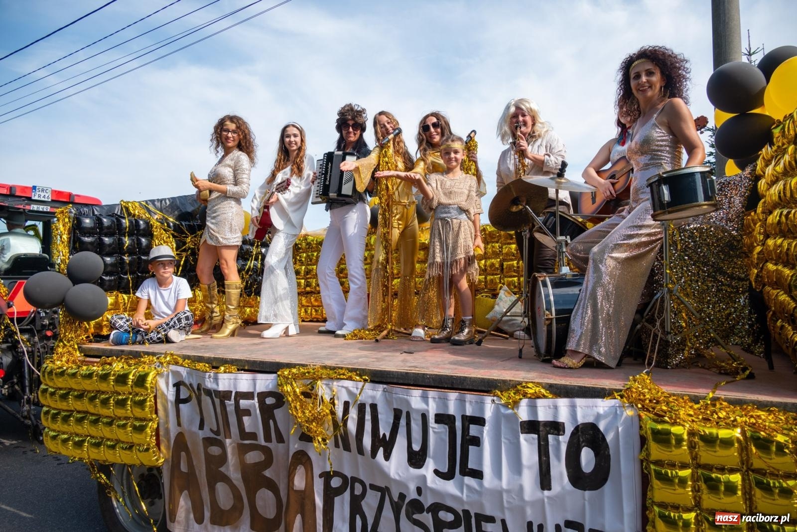 Zdjęcie w galerii na portalu naszraciborz.pl: Święto plonów w Roszkowie. Olimpijki, Abba i smerfy wiadomości z regionu