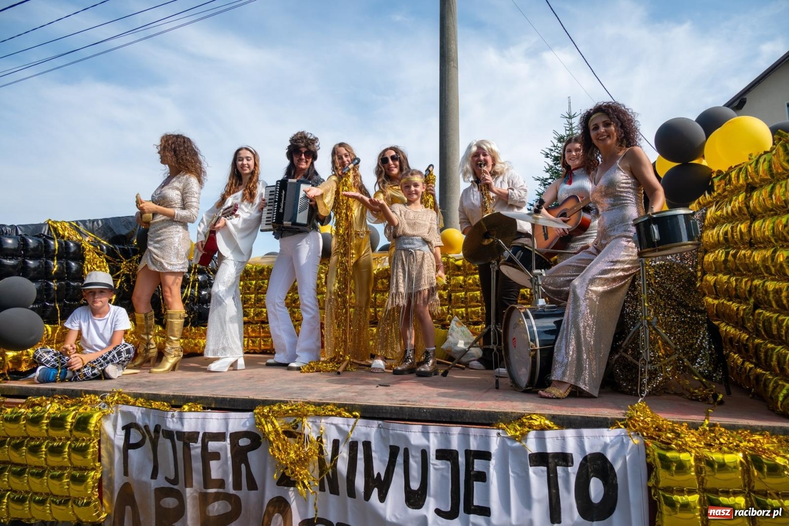 Zdjęcie w galerii na portalu naszraciborz.pl: Święto plonów w Roszkowie. Olimpijki, Abba i smerfy wiadomości z regionu