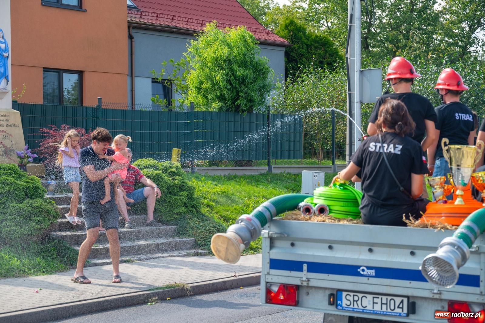 Zdjęcie w galerii na portalu naszraciborz.pl: Święto plonów w Roszkowie. Olimpijki, Abba i smerfy wiadomości z regionu