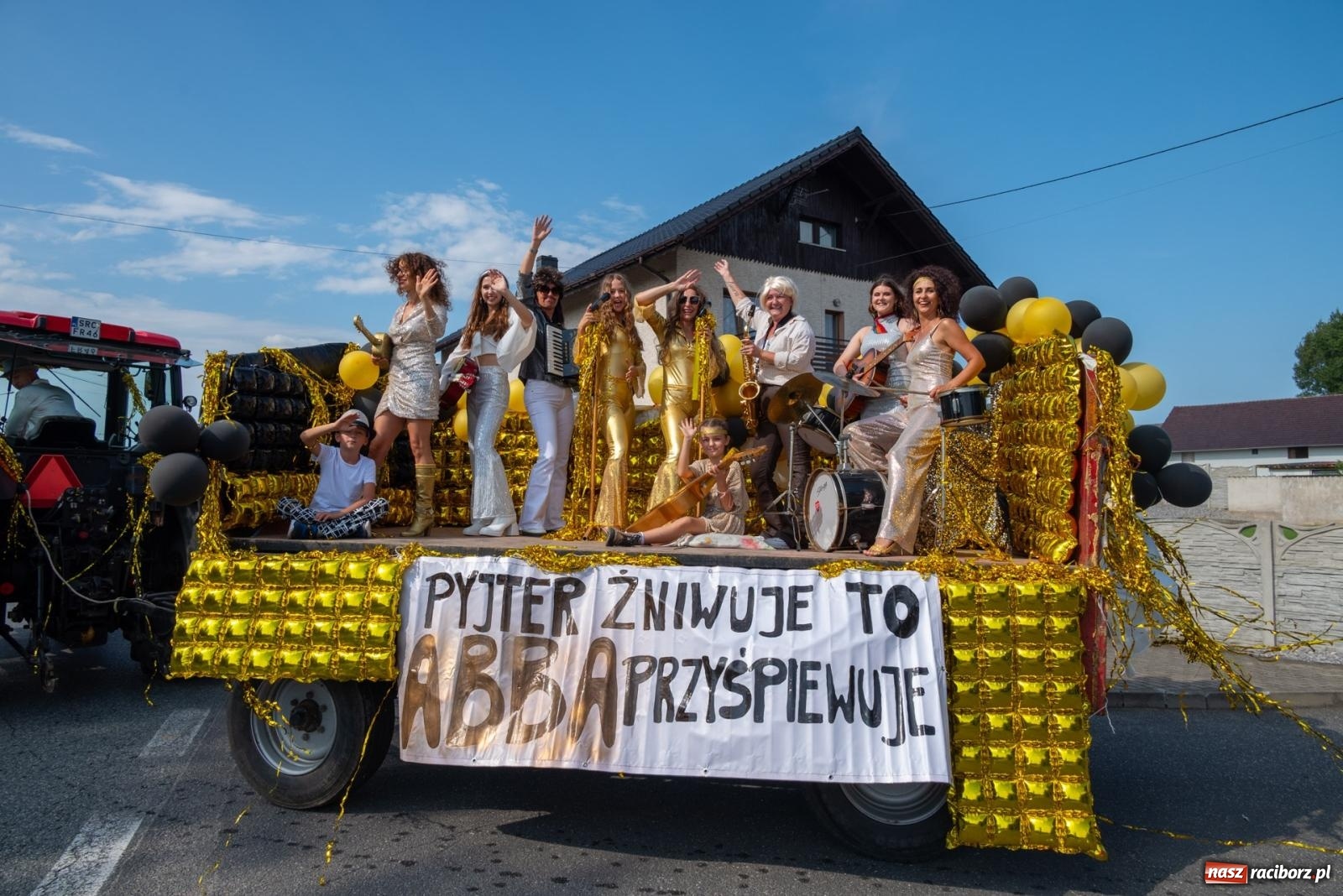 Zdjęcie w galerii na portalu naszraciborz.pl: Święto plonów w Roszkowie. Olimpijki, Abba i smerfy wiadomości z regionu