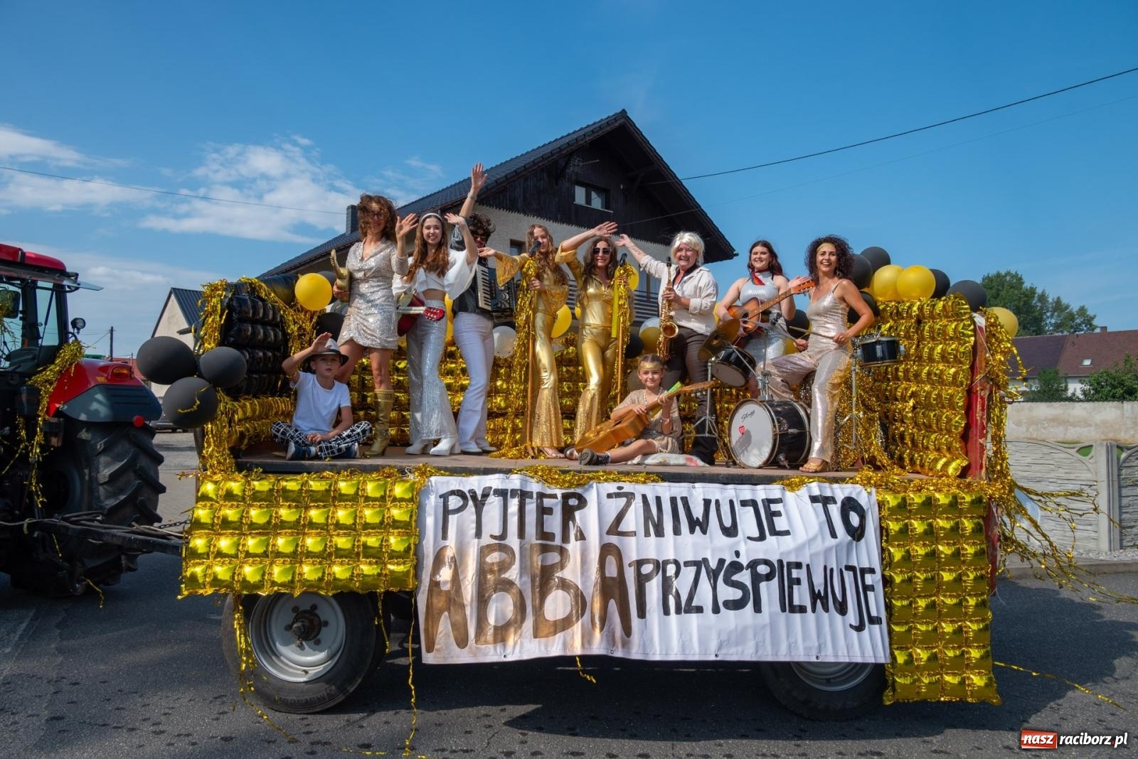 Zdjęcie w galerii na portalu naszraciborz.pl: Święto plonów w Roszkowie. Olimpijki, Abba i smerfy wiadomości z regionu