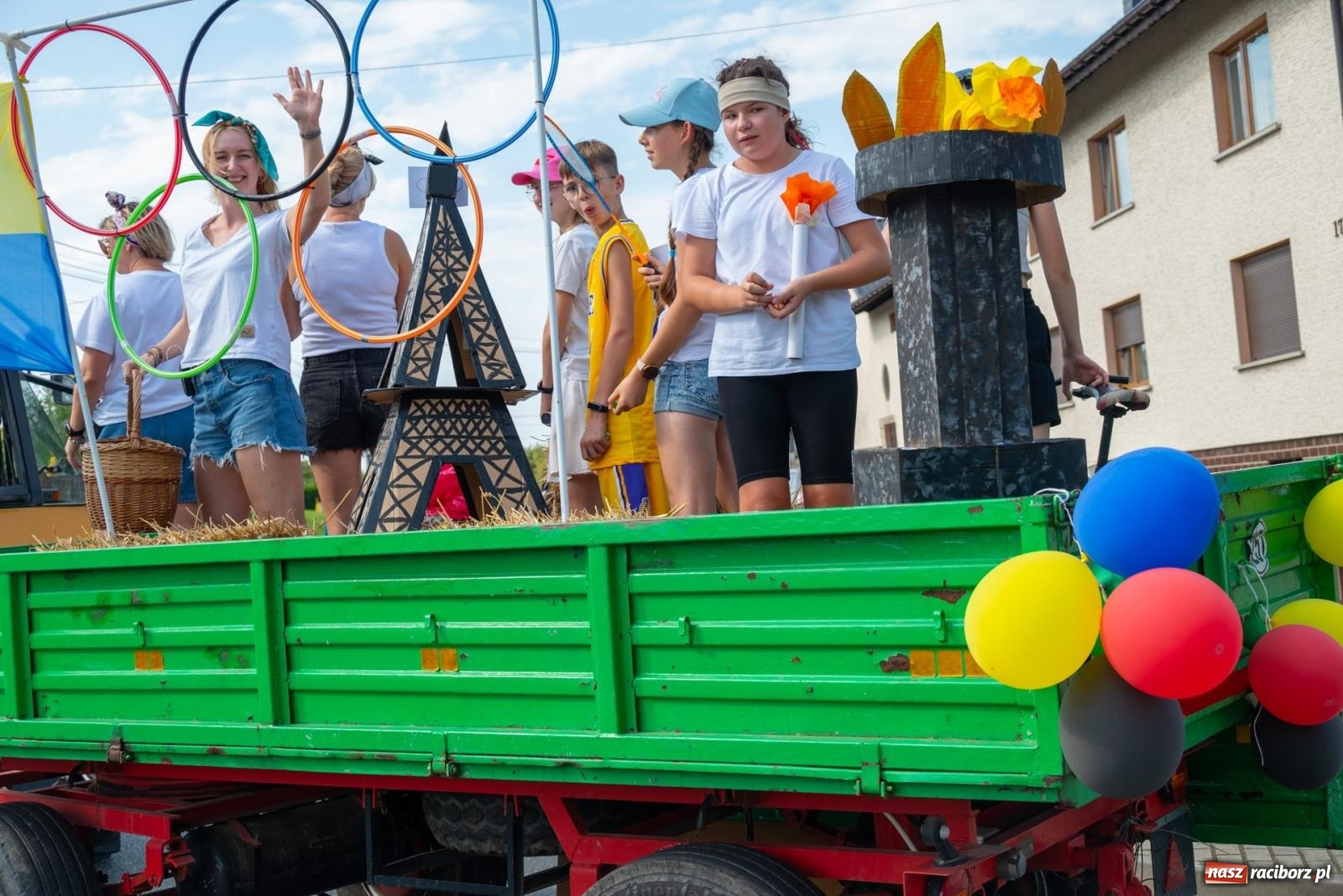 Zdjęcie w galerii na portalu naszraciborz.pl: Święto plonów w Roszkowie. Olimpijki, Abba i smerfy wiadomości z regionu