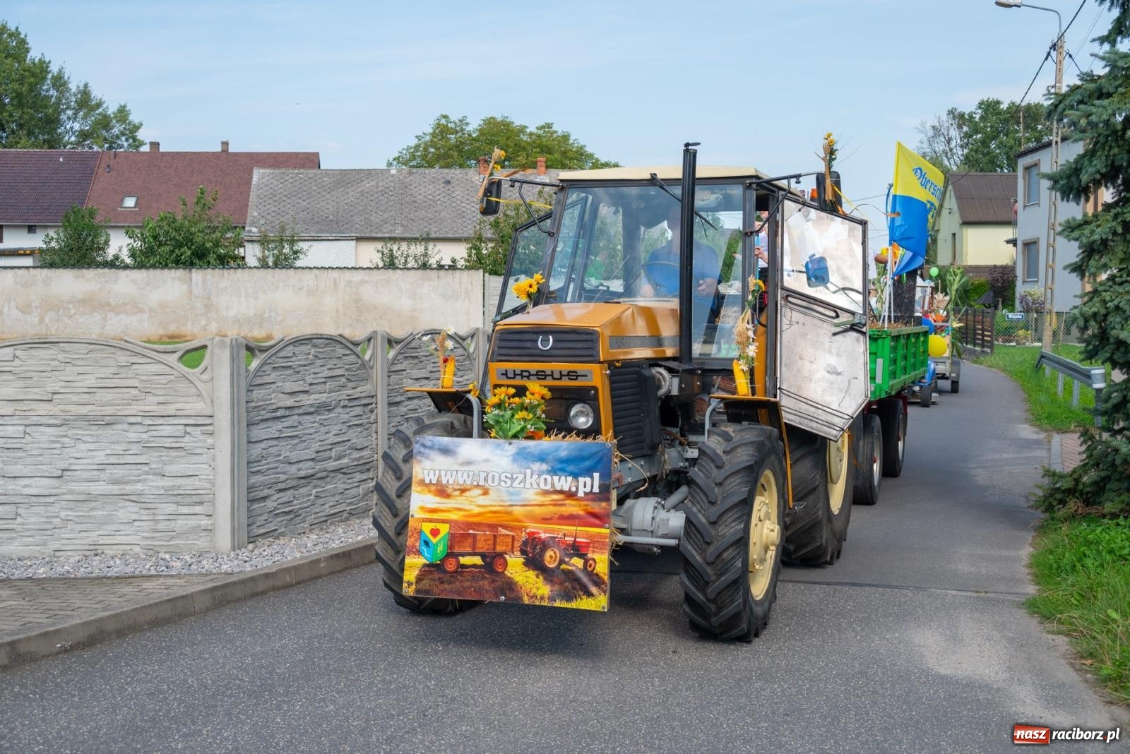 Zdjęcie w galerii na portalu naszraciborz.pl: Święto plonów w Roszkowie. Olimpijki, Abba i smerfy wiadomości z regionu