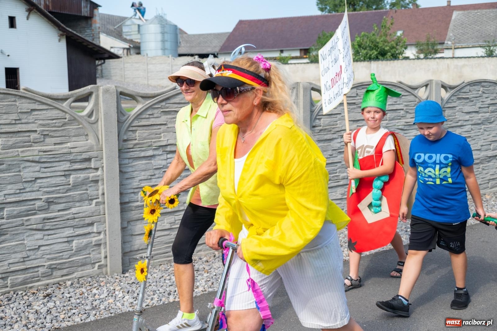 Zdjęcie w galerii na portalu naszraciborz.pl: Święto plonów w Roszkowie. Olimpijki, Abba i smerfy wiadomości z regionu