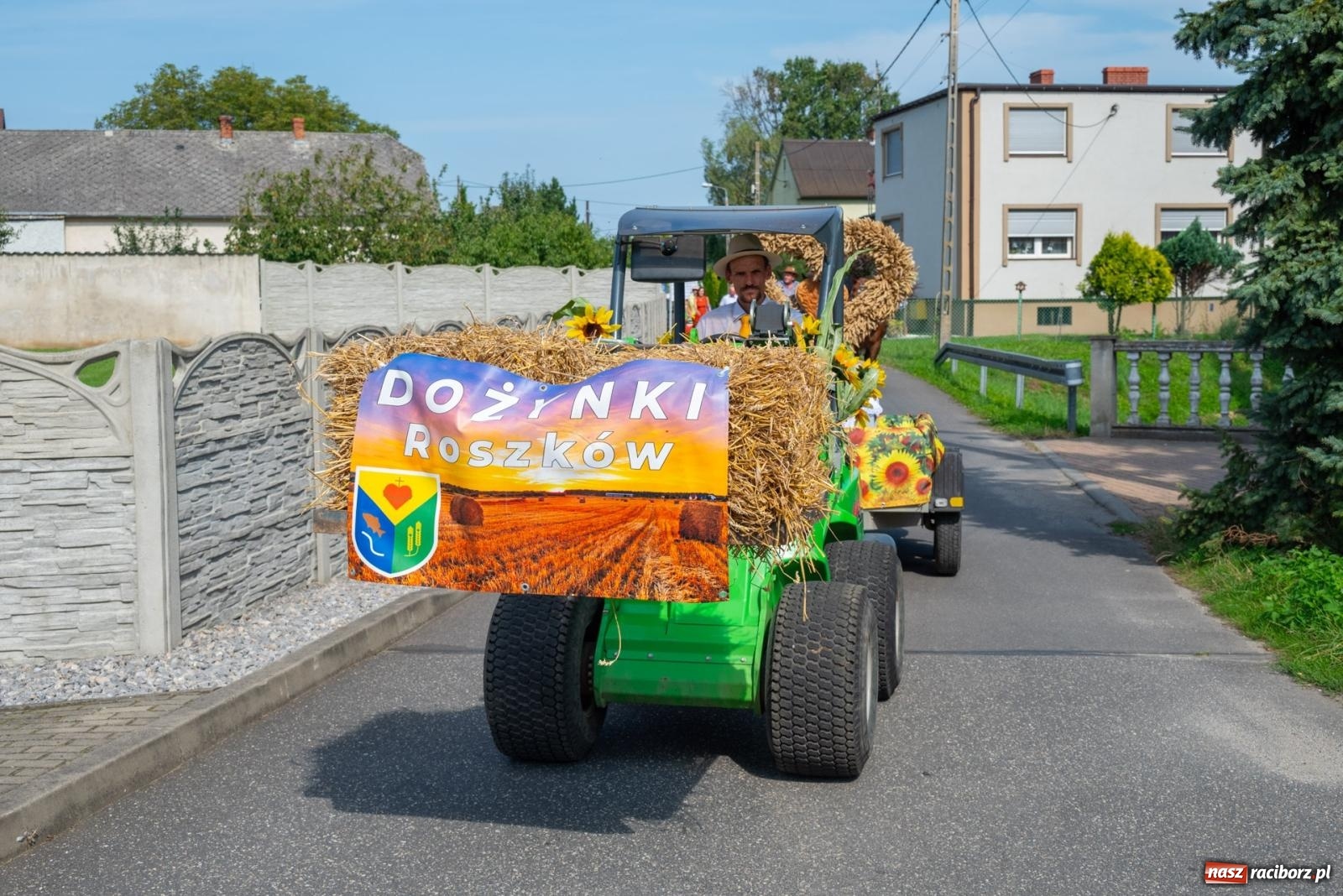 Zdjęcie w galerii na portalu naszraciborz.pl: Święto plonów w Roszkowie. Olimpijki, Abba i smerfy wiadomości z regionu