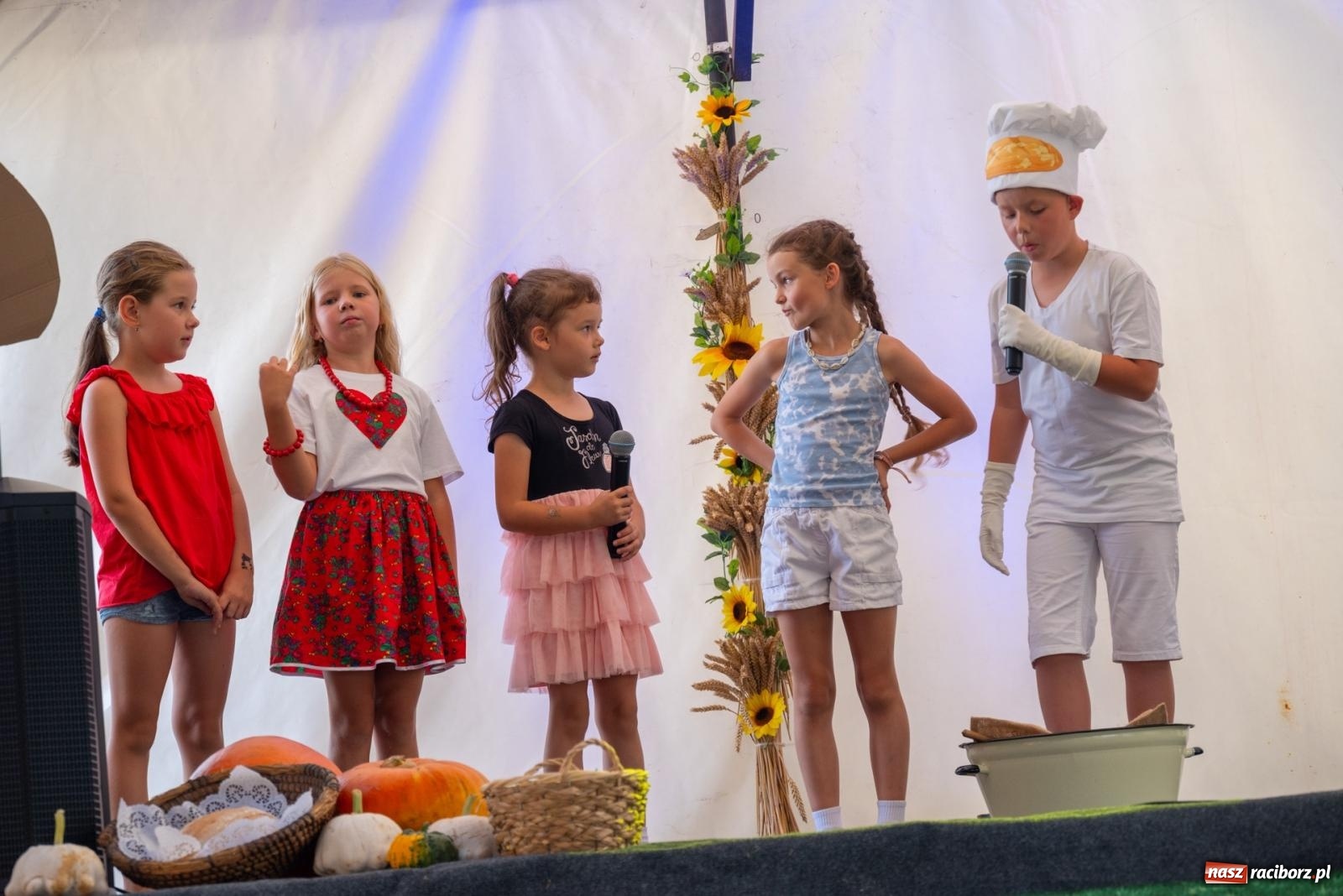Zdjęcie w galerii na portalu naszraciborz.pl: Święto plonów w Roszkowie. Olimpijki, Abba i smerfy wiadomości z regionu