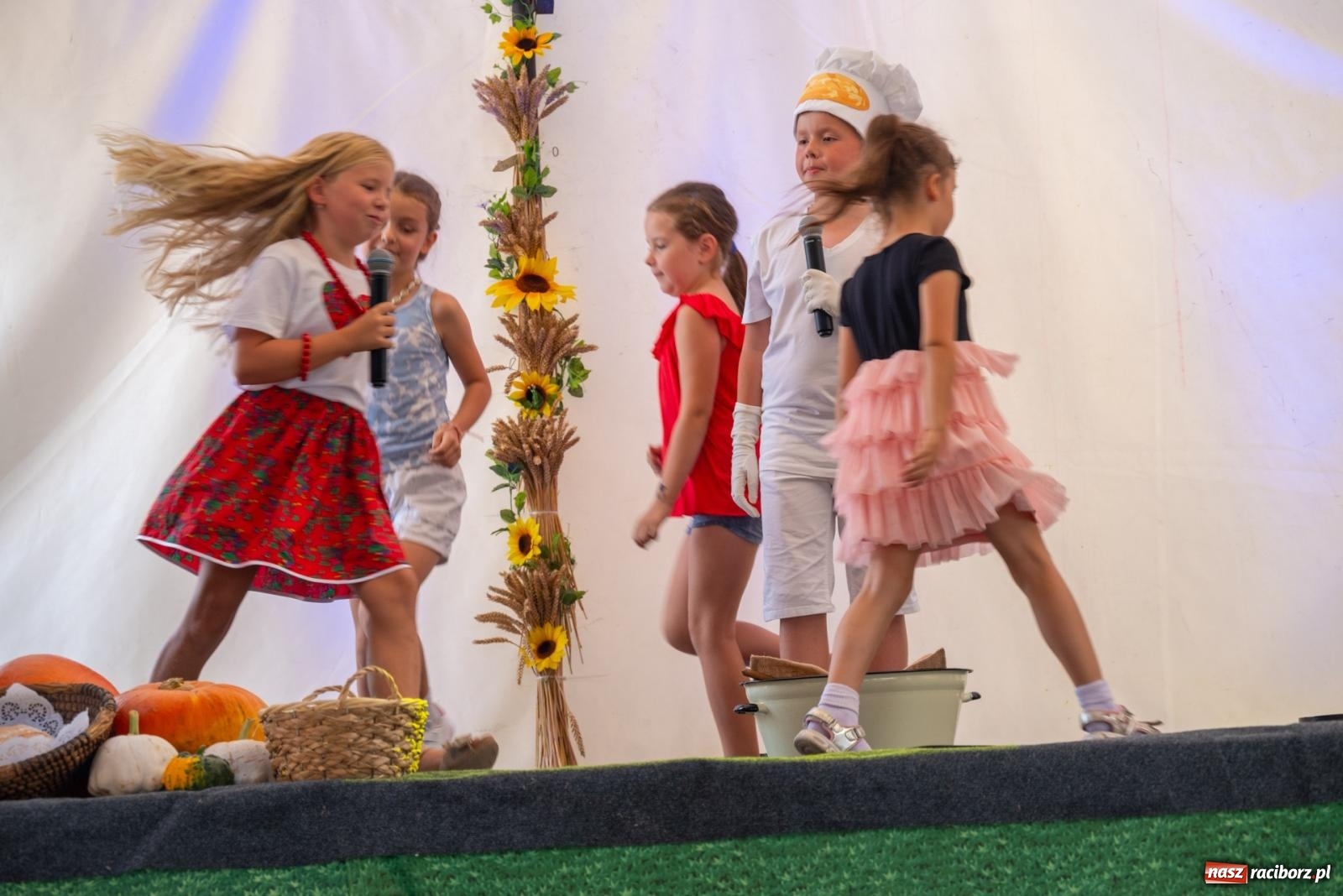 Zdjęcie w galerii na portalu naszraciborz.pl: Święto plonów w Roszkowie. Olimpijki, Abba i smerfy wiadomości z regionu