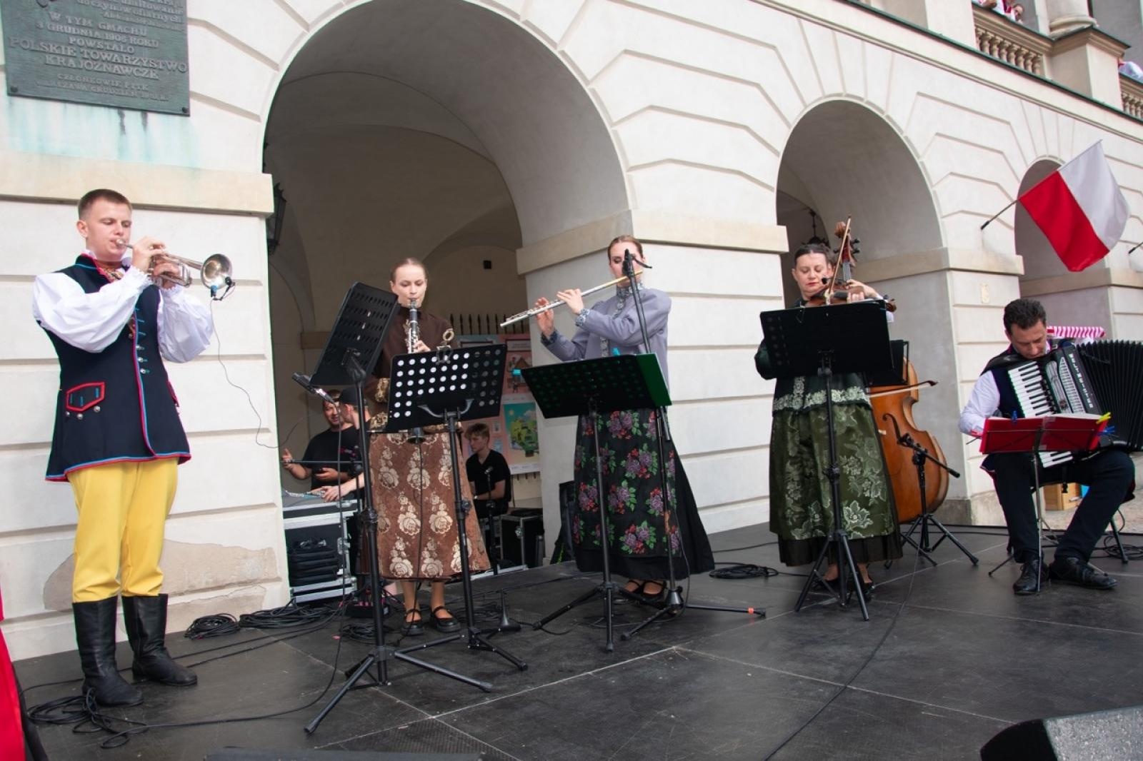 Zdjęcie w galerii na portalu naszraciborz.pl: Raciborzanie zatańczyli na Krakowskim Przedmieściu [FOTO] wiadomości z regionu