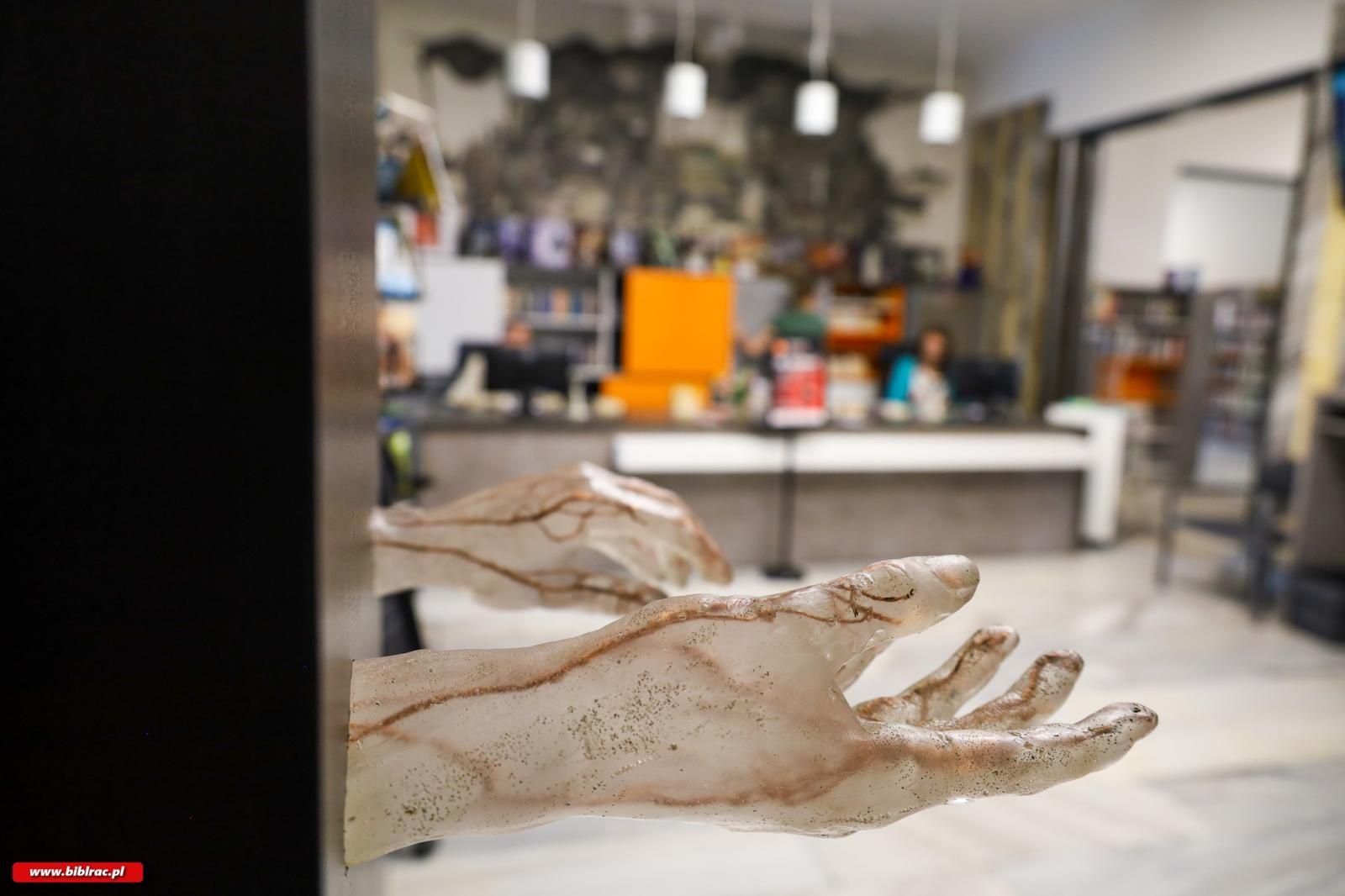 Zdjęcie w galerii na portalu naszraciborz.pl: Jesteśmy połączeni – interaktywna rzeźba stanęła w raciborskiej Bibliotece wiadomości z regionu