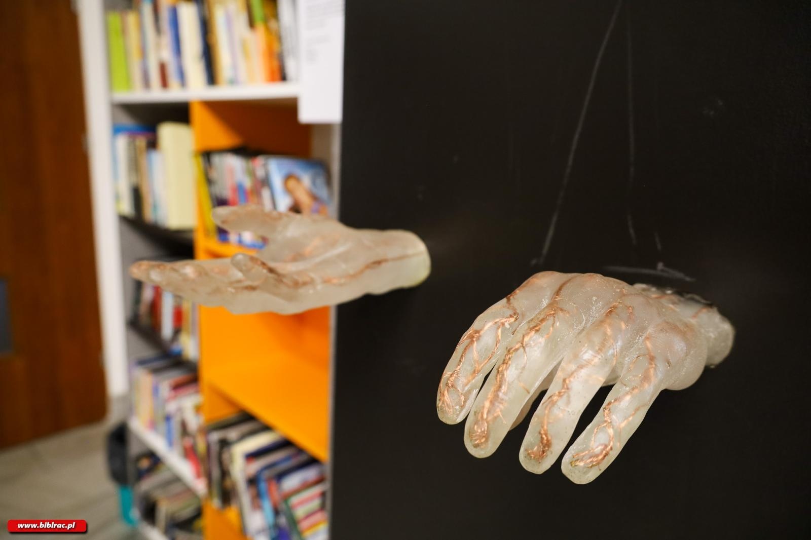Zdjęcie w galerii na portalu naszraciborz.pl: Jesteśmy połączeni – interaktywna rzeźba stanęła w raciborskiej Bibliotece wiadomości z regionu