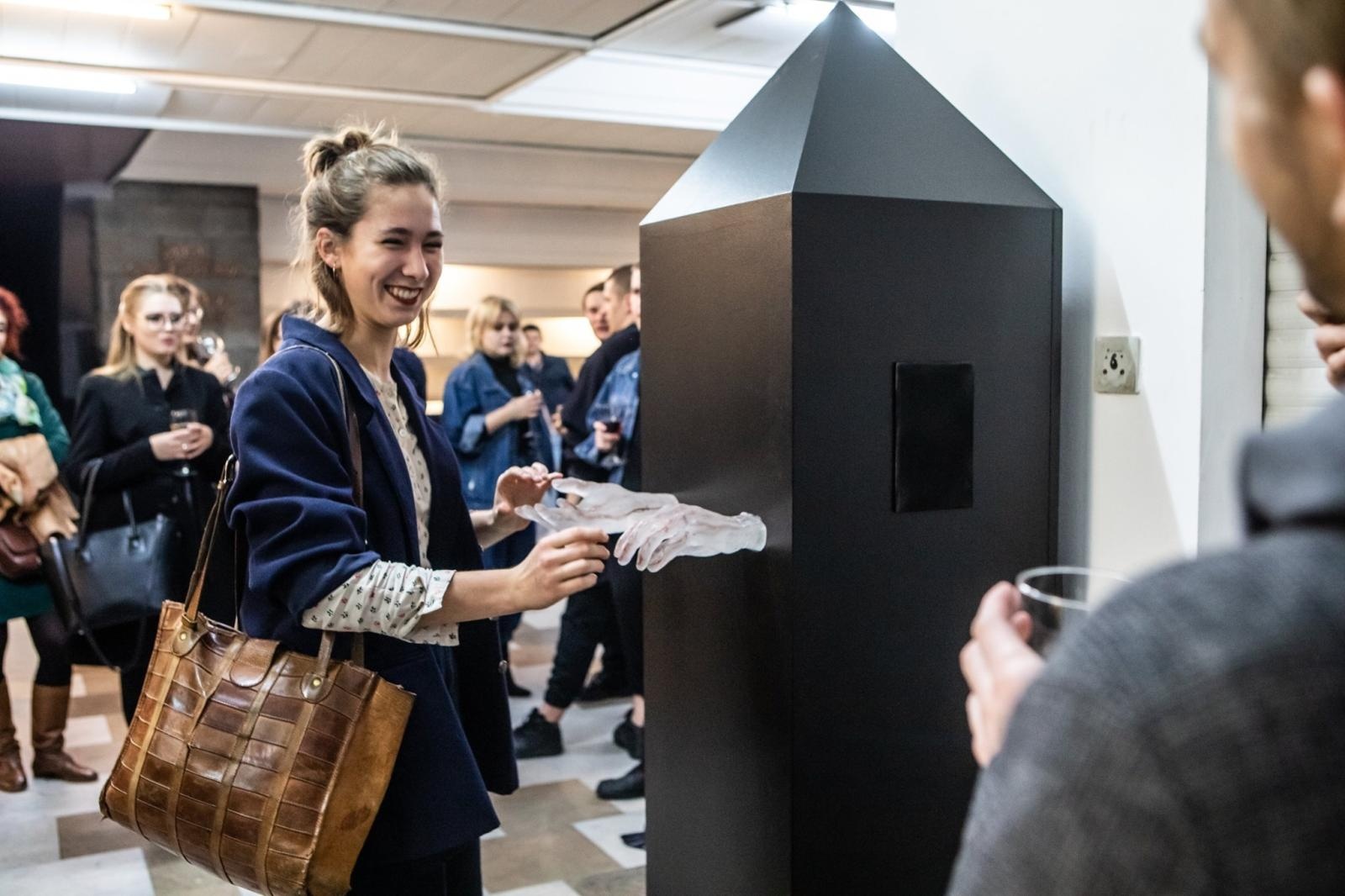 Zdjęcie w galerii na portalu naszraciborz.pl: Jesteśmy połączeni – interaktywna rzeźba stanęła w raciborskiej Bibliotece wiadomości z regionu