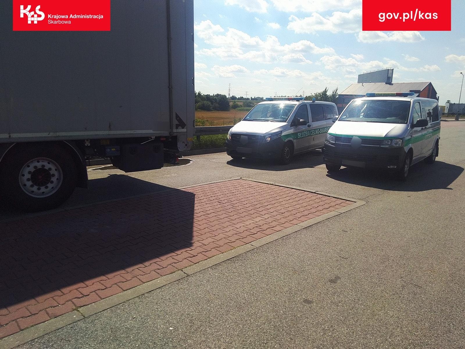 Zdjęcie w galerii na portalu naszraciborz.pl: Funkcjonariusze KAS zatrzymali kierowcę ciężarówki bez uprawnień. Prawo jazdy, wiza, karta pobytu były nieważne wiadomości z regionu
