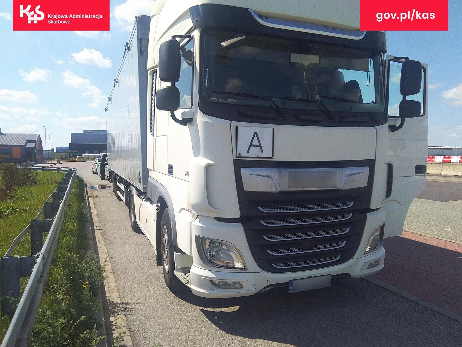 Zdjęcie w galerii na portalu naszraciborz.pl: Funkcjonariusze KAS zatrzymali kierowcę ciężarówki bez uprawnień. Prawo jazdy, wiza, karta pobytu były nieważne wiadomości z regionu