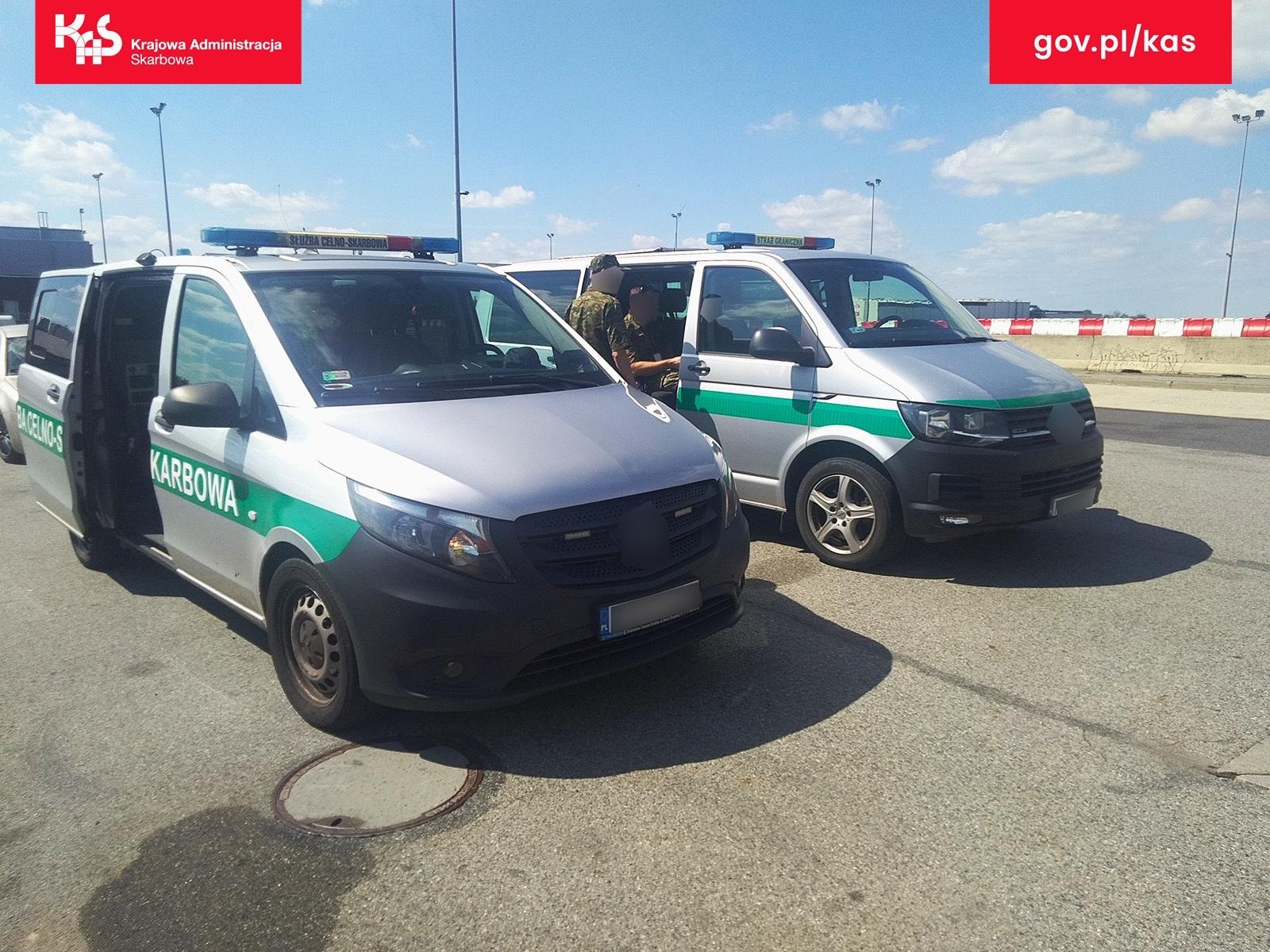 Zdjęcie w galerii na portalu naszraciborz.pl: Funkcjonariusze KAS zatrzymali kierowcę ciężarówki bez uprawnień. Prawo jazdy, wiza, karta pobytu były nieważne wiadomości z regionu