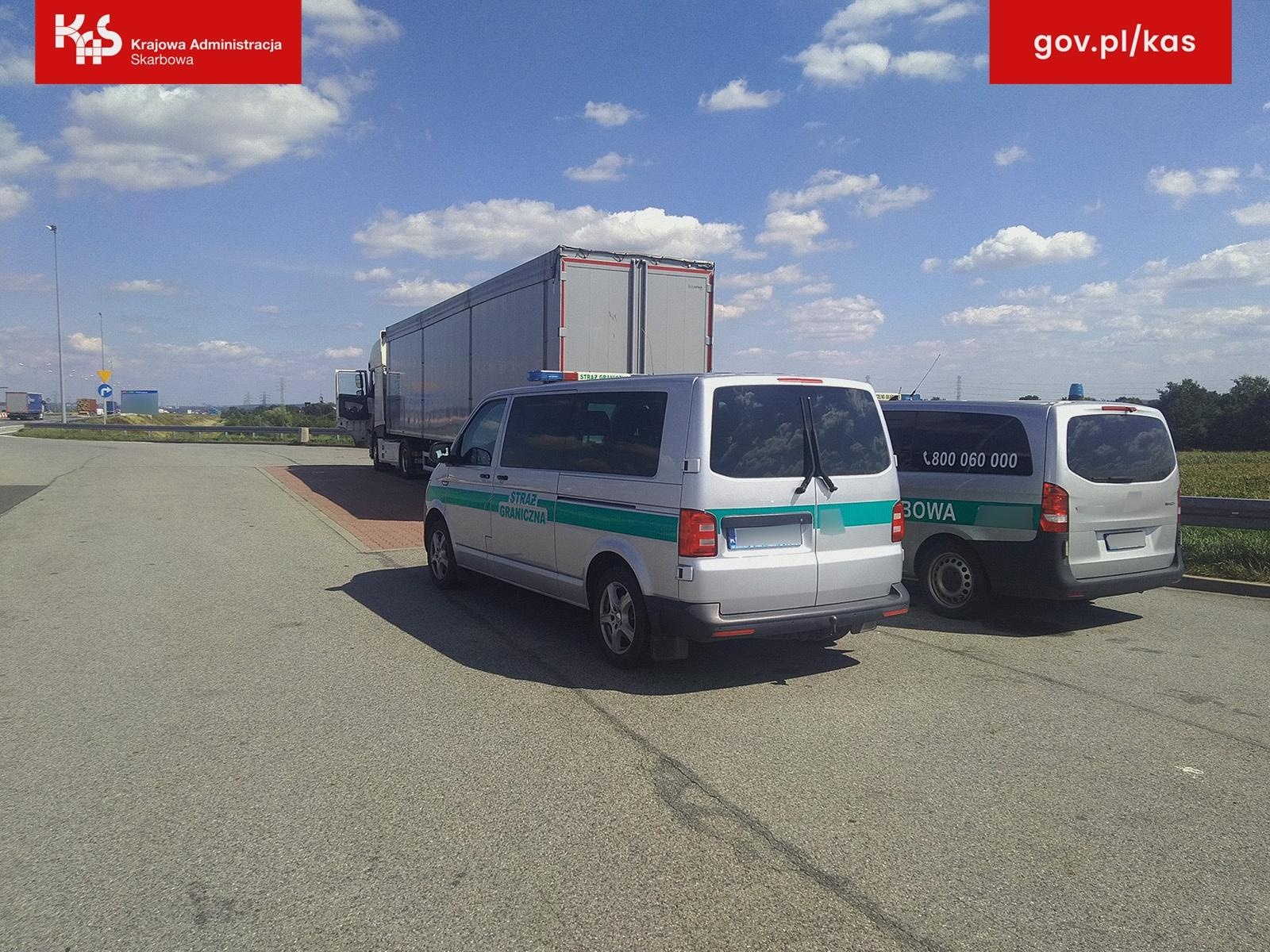 Zdjęcie w galerii na portalu naszraciborz.pl: Funkcjonariusze KAS zatrzymali kierowcę ciężarówki bez uprawnień. Prawo jazdy, wiza, karta pobytu były nieważne wiadomości z regionu