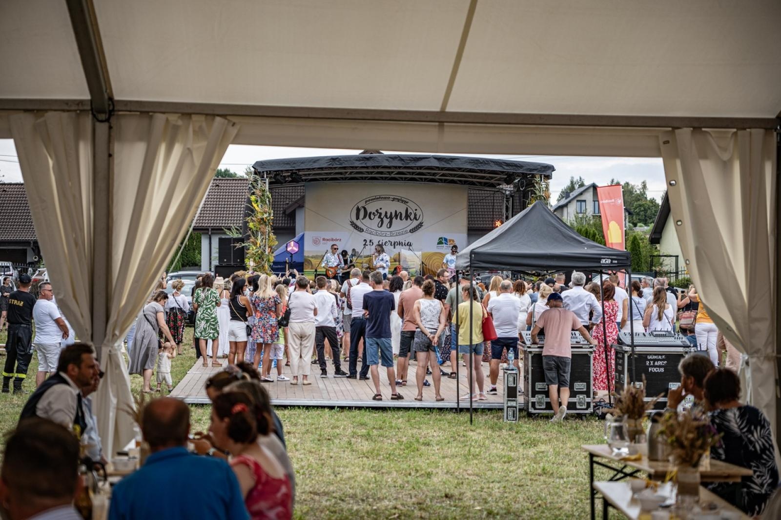 Zdjęcie w galerii na portalu naszraciborz.pl: Raciborzanie podziękowali za plony na dożynkach powiatowo-gminnych w Brzeziu - relacja na bis! [FOTO i WIDEO] wiadomości z regionu