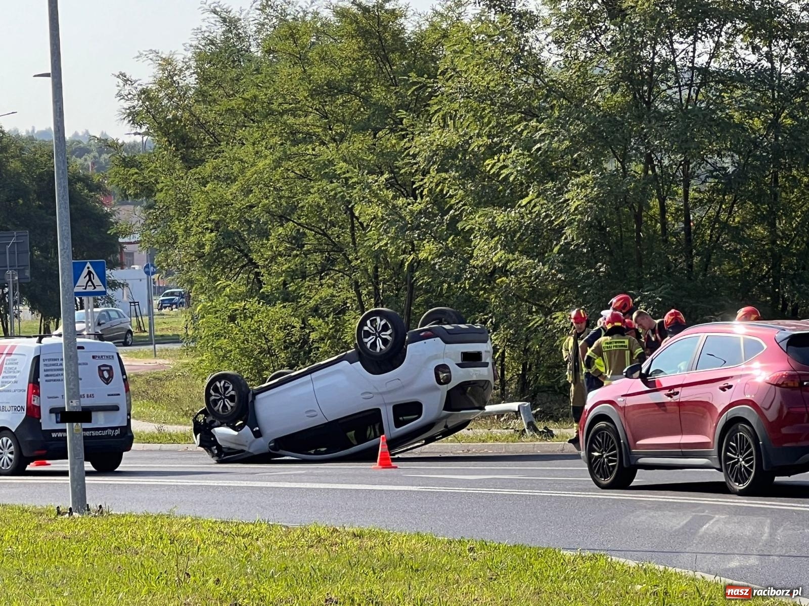 Zdjęcie w galerii na portalu naszraciborz.pl: Dachowanie dacii na Rybnickiej w Raciborzu [FOTO] wiadomości z regionu