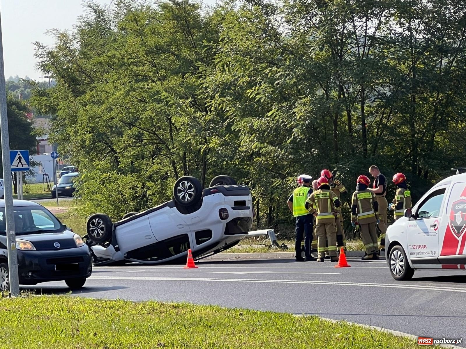 Zdjęcie w galerii na portalu naszraciborz.pl: Dachowanie dacii na Rybnickiej w Raciborzu [FOTO] wiadomości z regionu