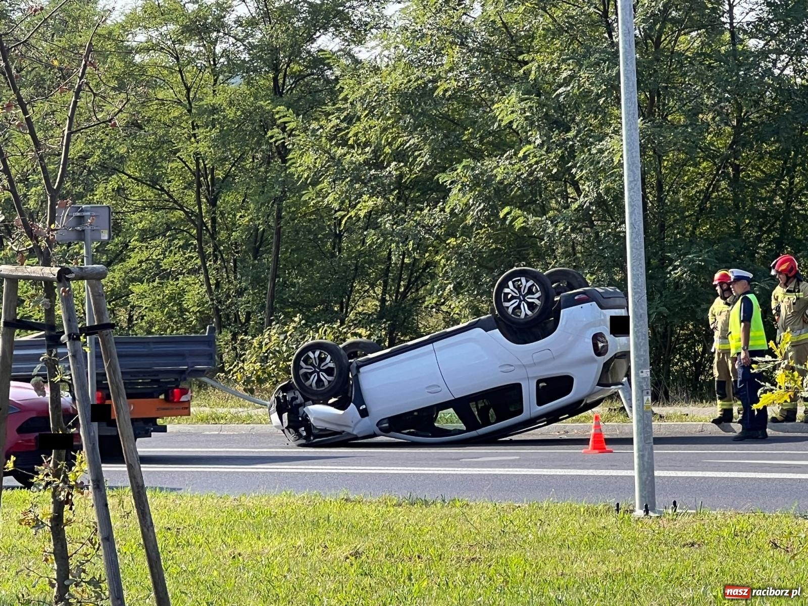 Zdjęcie w galerii na portalu naszraciborz.pl: Dachowanie dacii na Rybnickiej w Raciborzu [FOTO] wiadomości z regionu