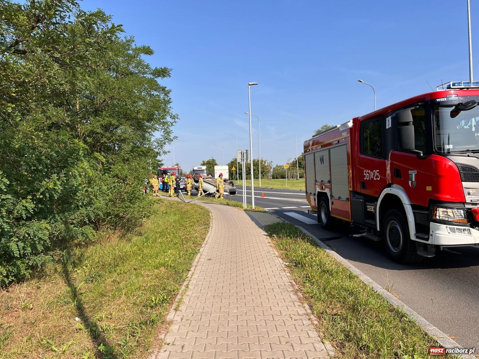 Zdjęcie w galerii na portalu naszraciborz.pl: Dachowanie dacii na Rybnickiej w Raciborzu [FOTO] wiadomości z regionu