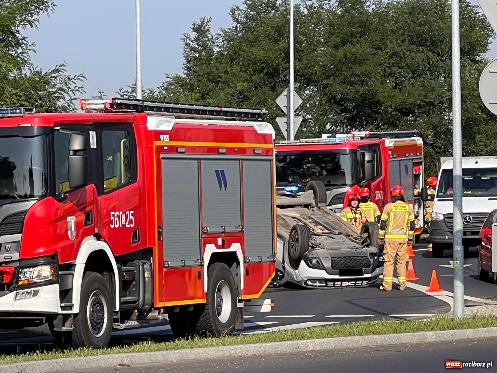 Zdjęcie w galerii na portalu naszraciborz.pl: Dachowanie dacii na Rybnickiej w Raciborzu [FOTO] wiadomości z regionu